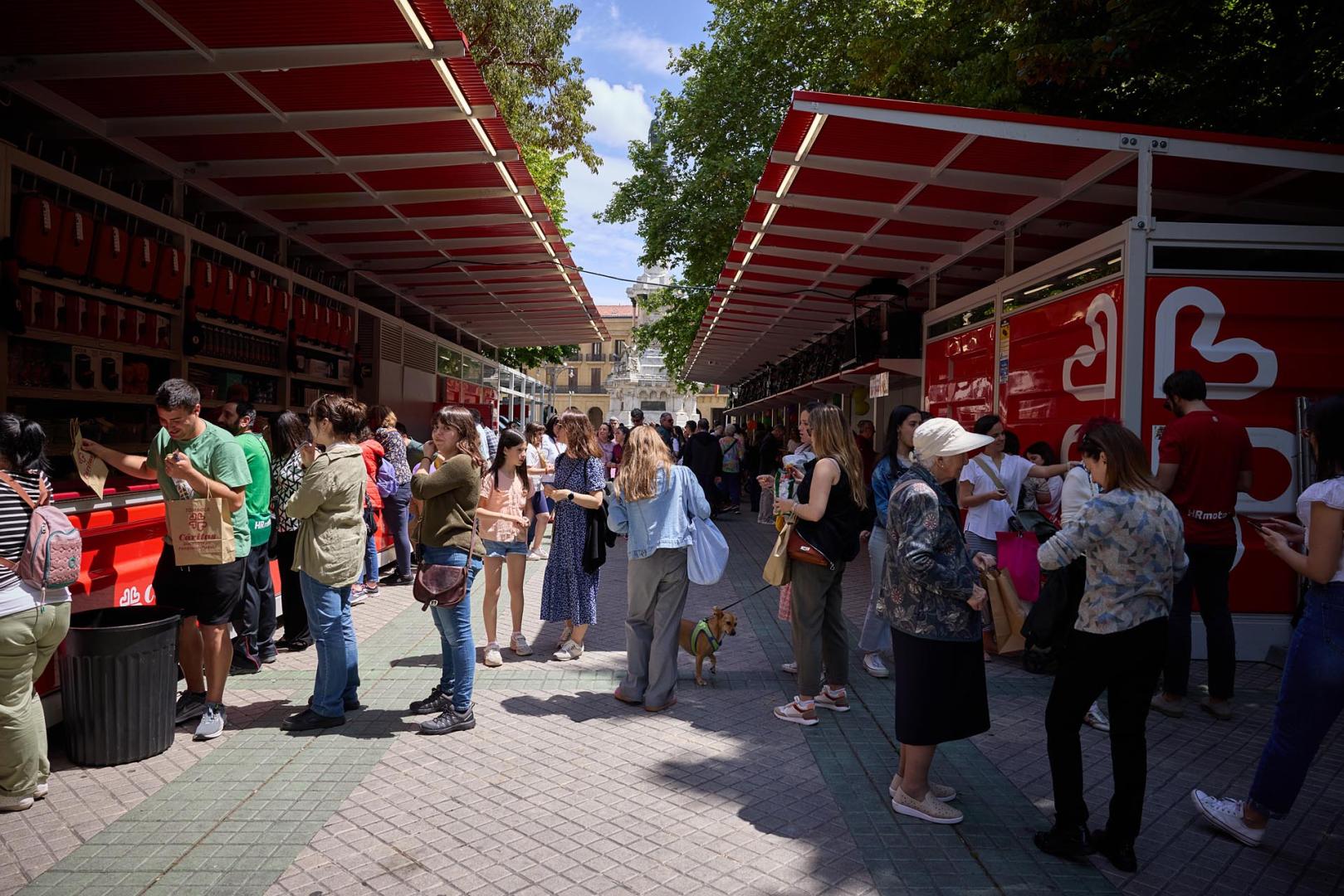 Fotos de la apertura de la Tómbola de Caritas en Pamplona. /