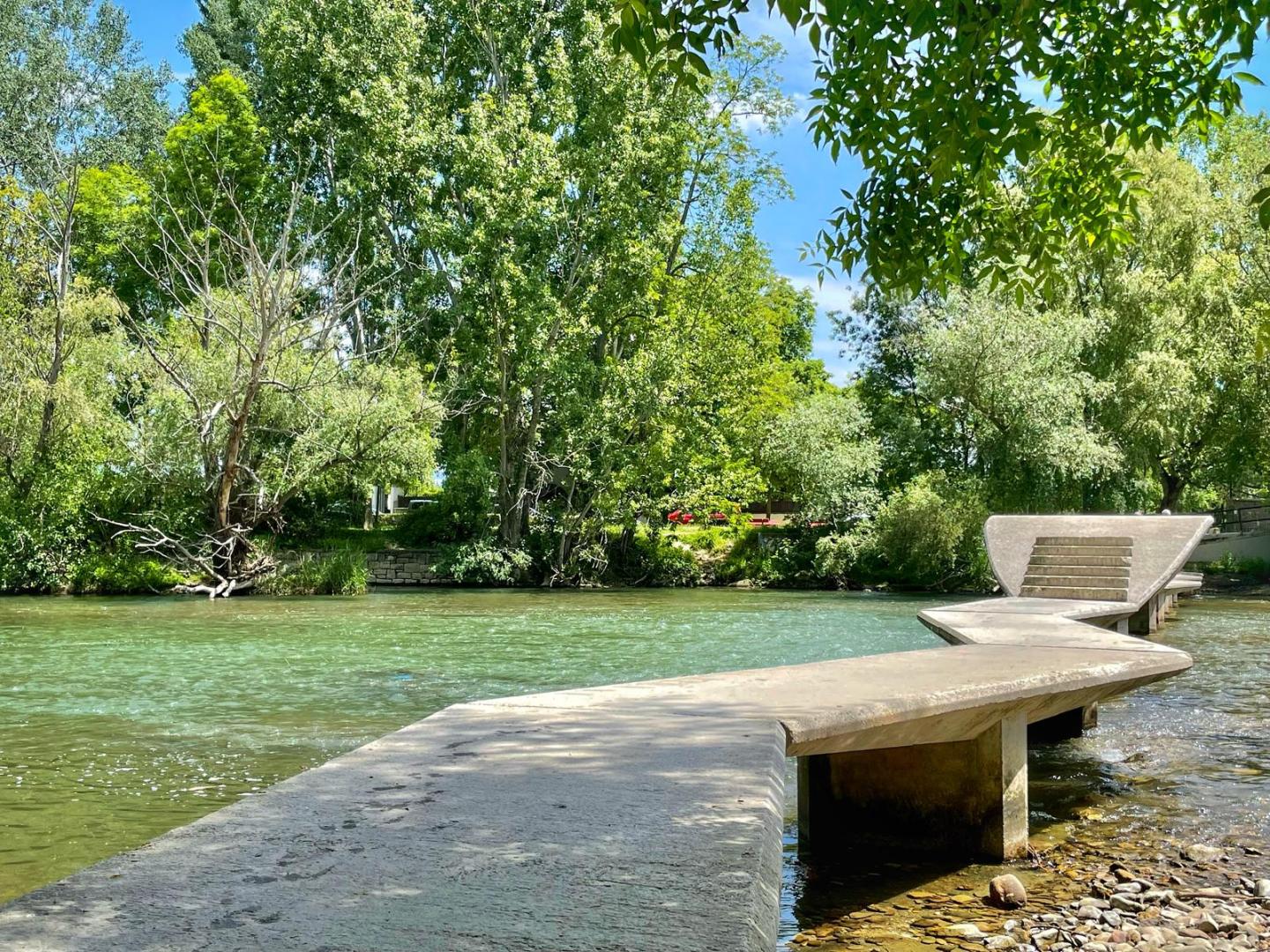 Aguas de primavera del río Arga en Pamplona. /