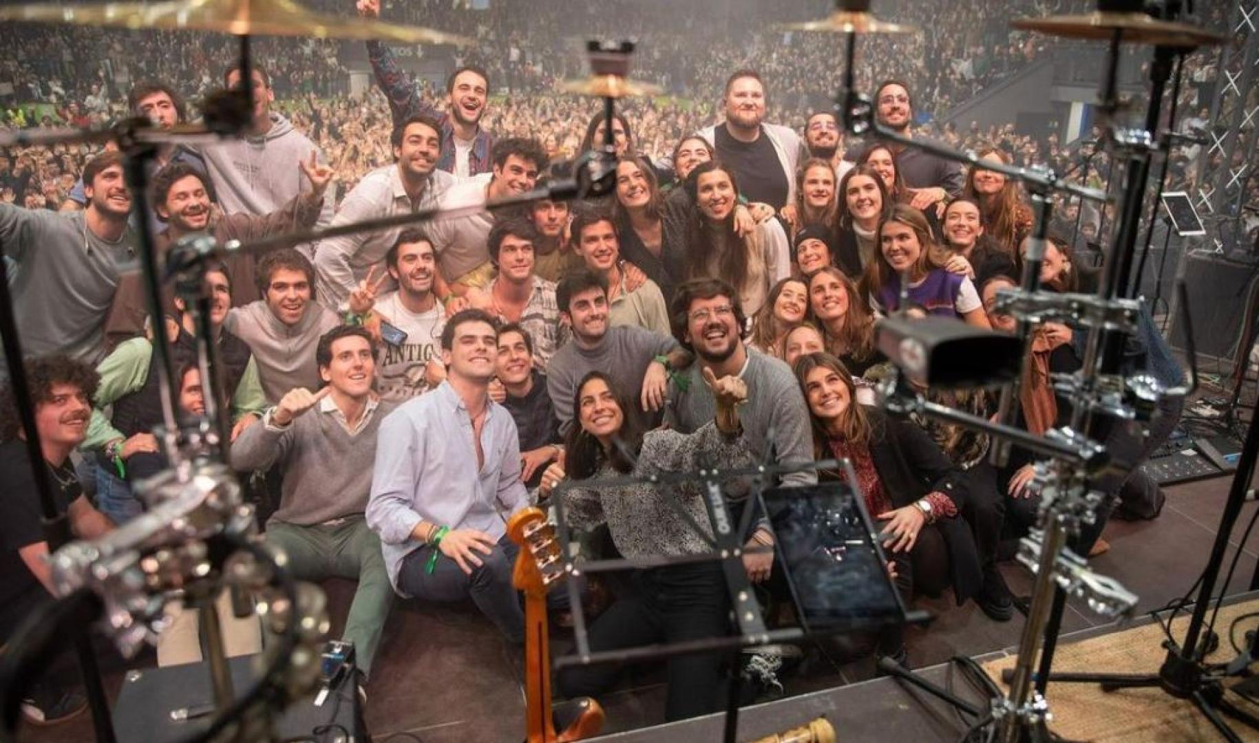 Los componentes del grupo Hakuna se sacan una foto con el público de uno de sus conciertos