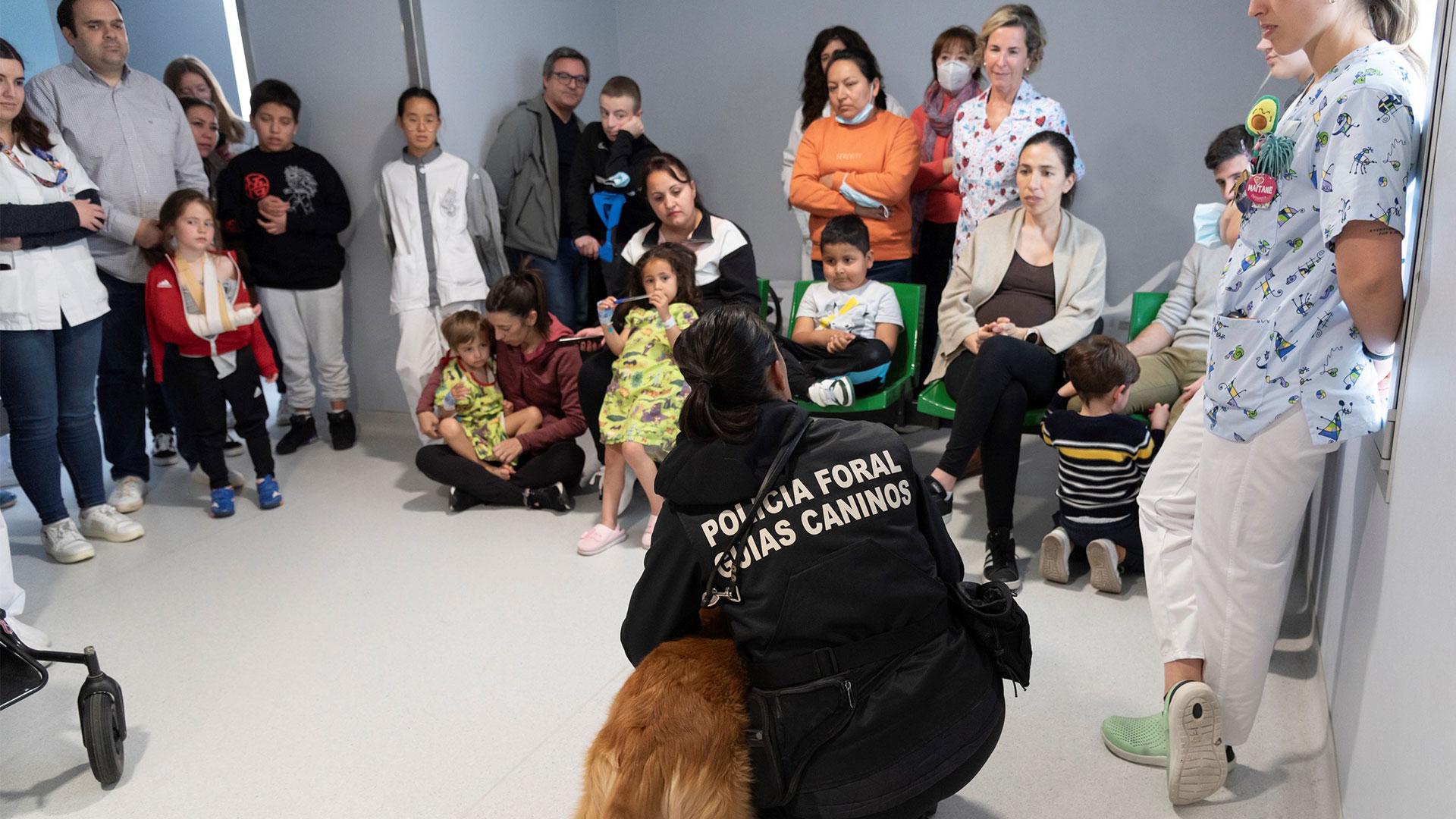 El Grupo de Guías Caninos y sus perros han visitado a las personas ingresadas en Psiquiatría, Pediatría y Geriatría