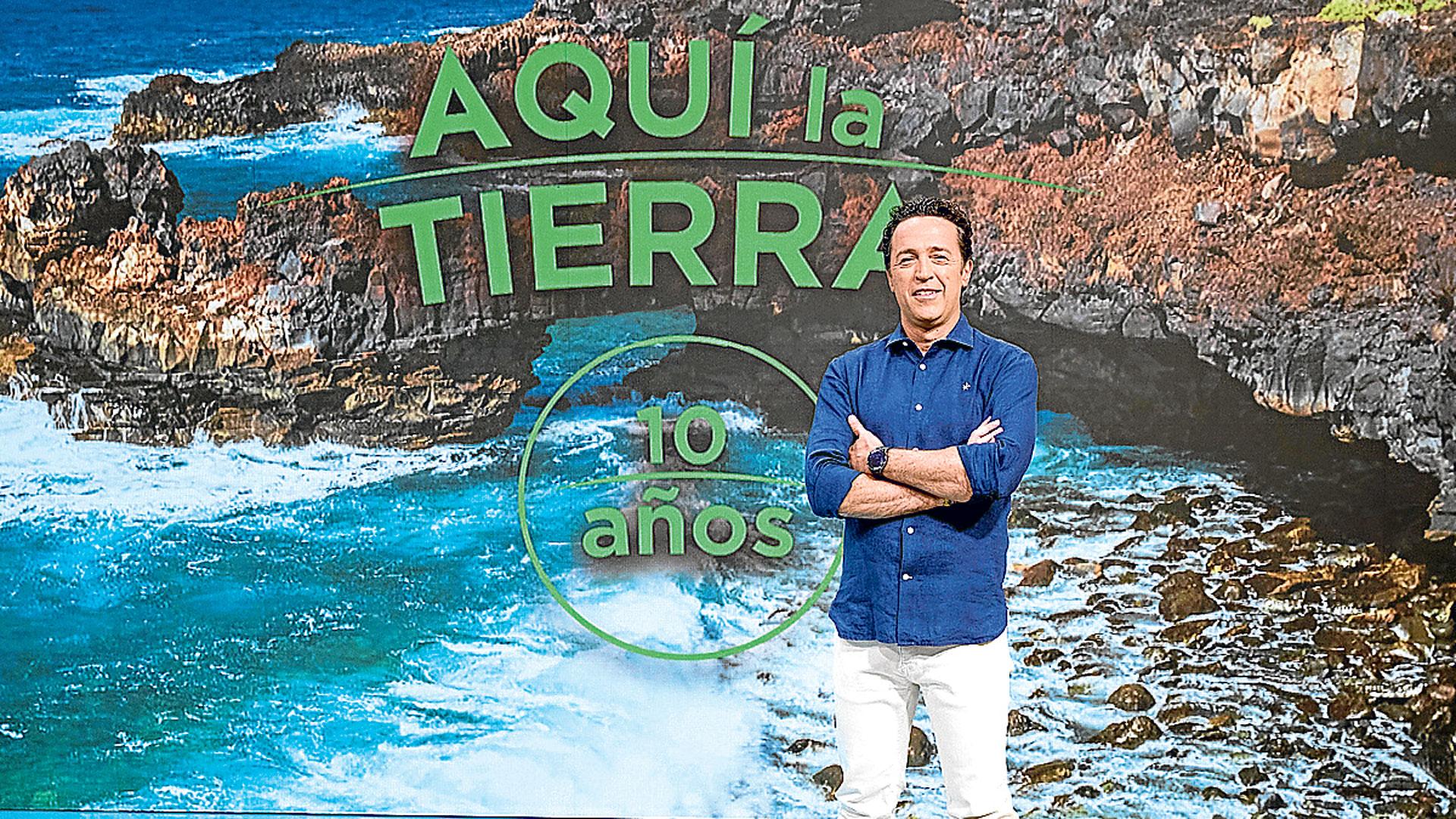 Jacob Petrus, director y presentador de ‘Aquí la Tierra’, en el plató del programa