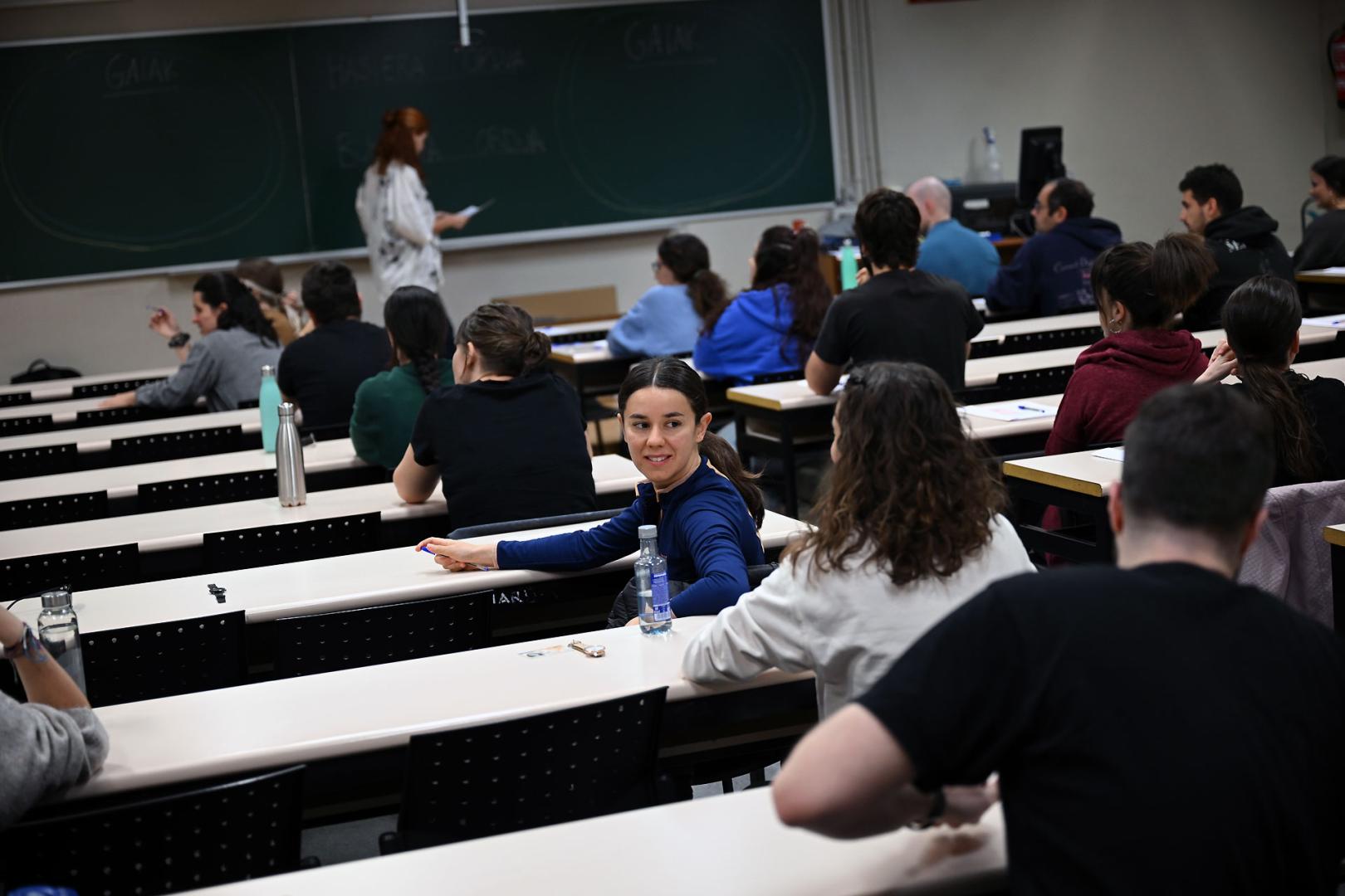 Algunos de los aspirantes a la OPE de este sábado, antes de comenzar la prueba