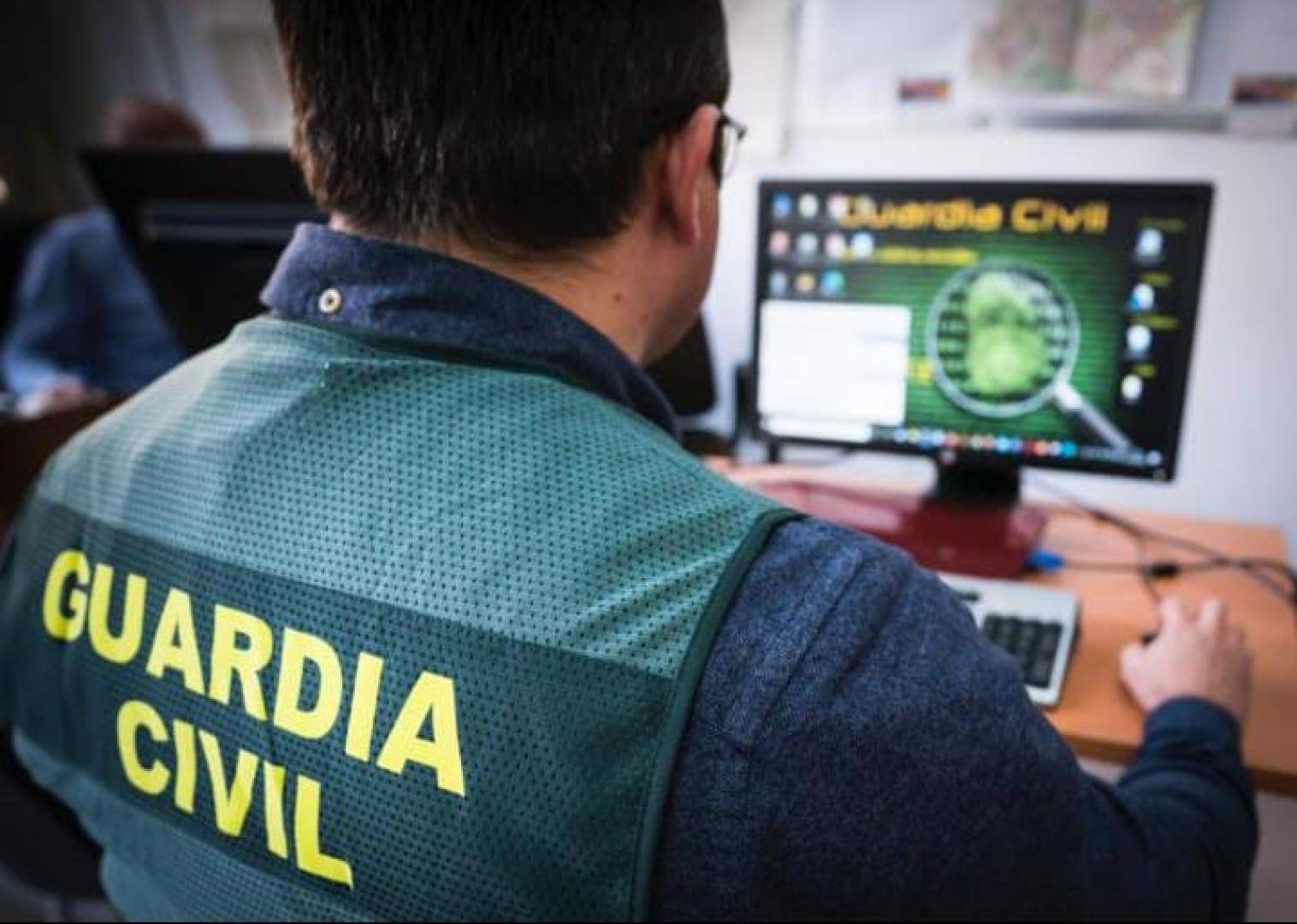Imagen de archivo de un agente de la Guardia Civil frente a un ordenador