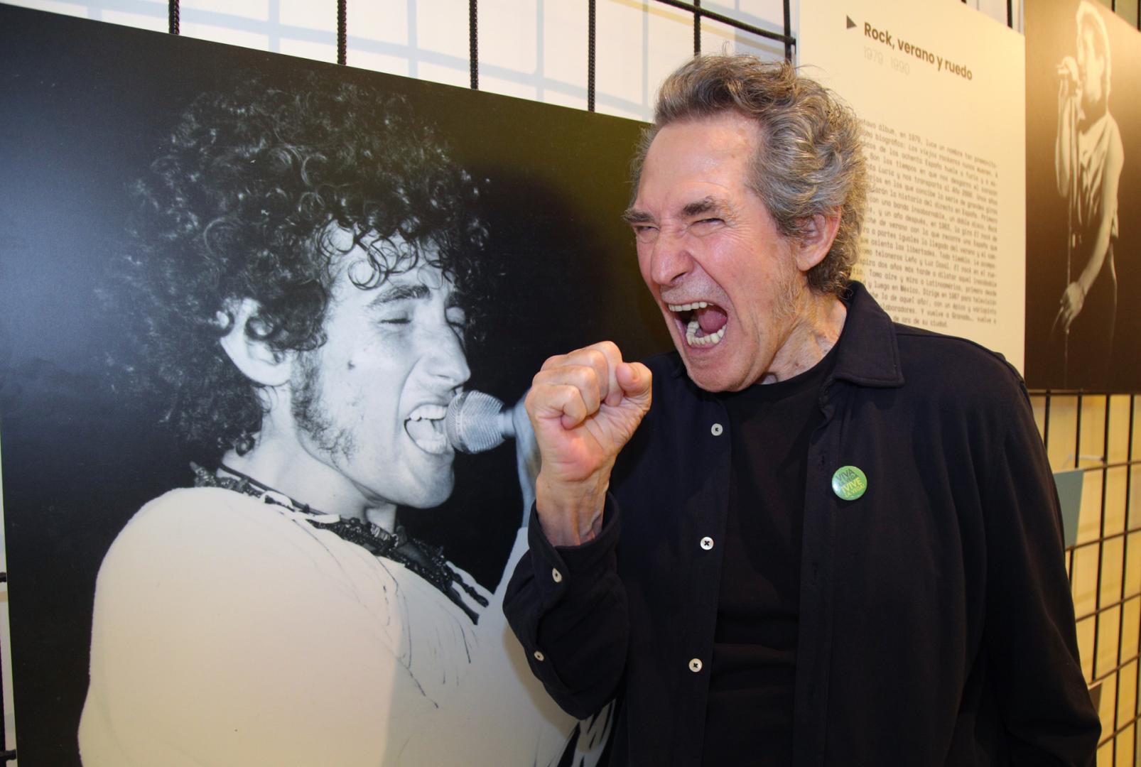Miguel Ríos junto a una de sus fotografías en la inauguración del centro 'Espacio Caja Sonora'