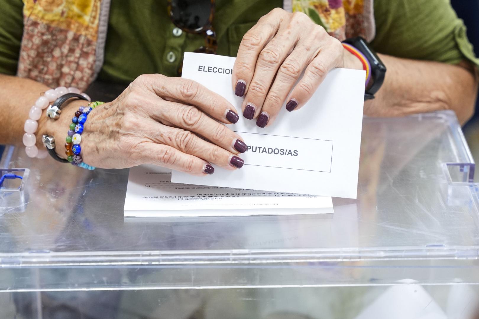 Una persona deposita su voto en las Elecciones Europeas