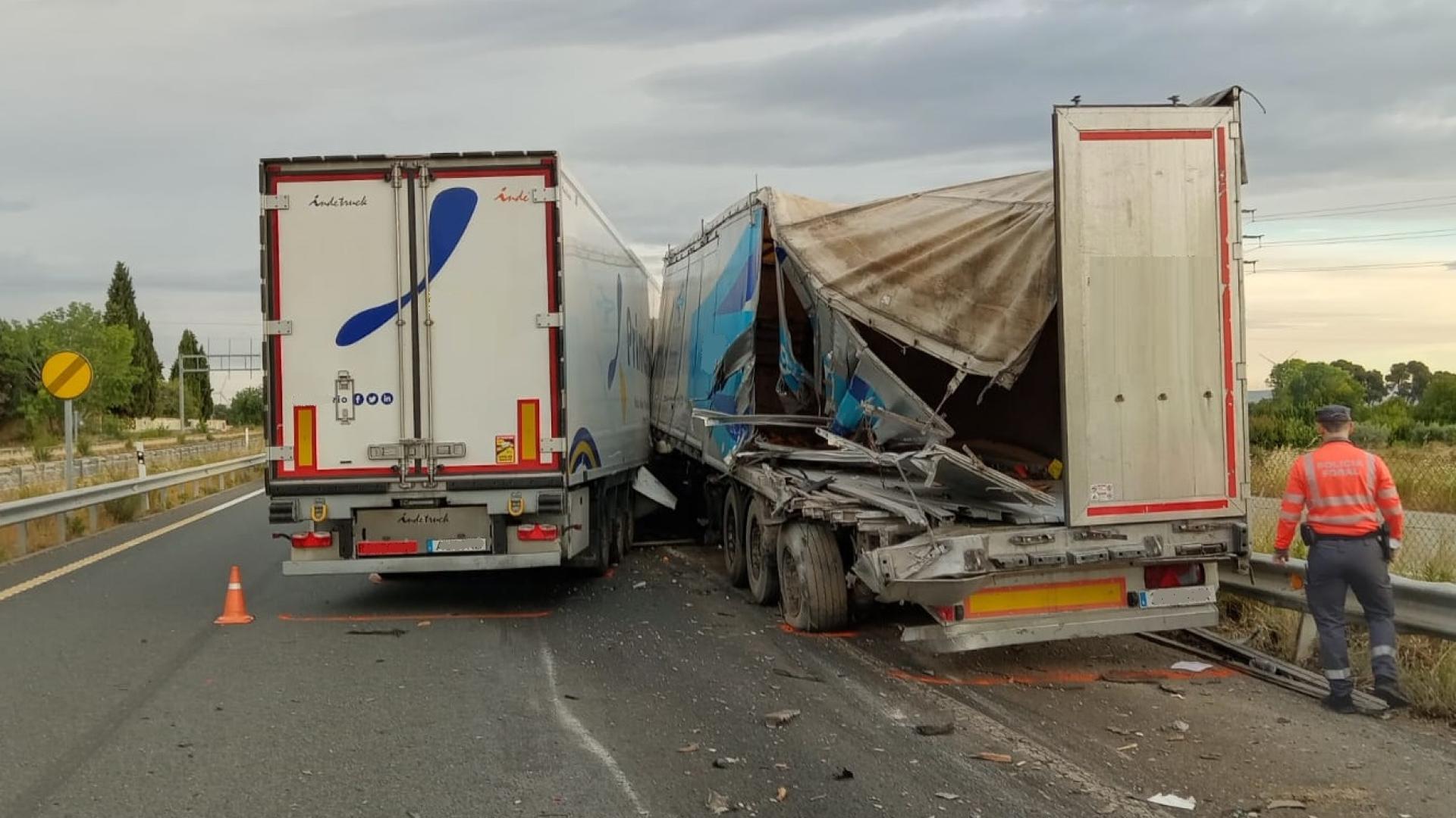 El conductor de un camión ha resultado herido grave esta mañana en la A-18 (Autovía del Ebro),en el kilómetro 116 a la altura de Cortes después de que el vehículo que conducía chocara contra otro camión que se encontraba estacionado