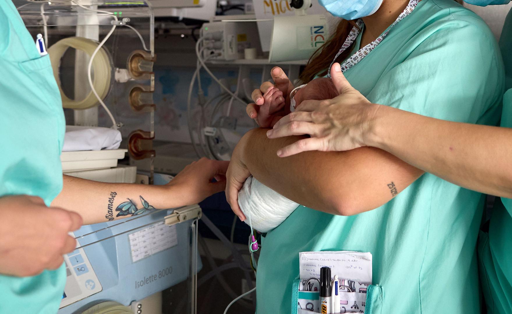 Tres sanitarias atienden a un bebé prematuro en la unidad neonatal del Hospital Universitario de Navarra