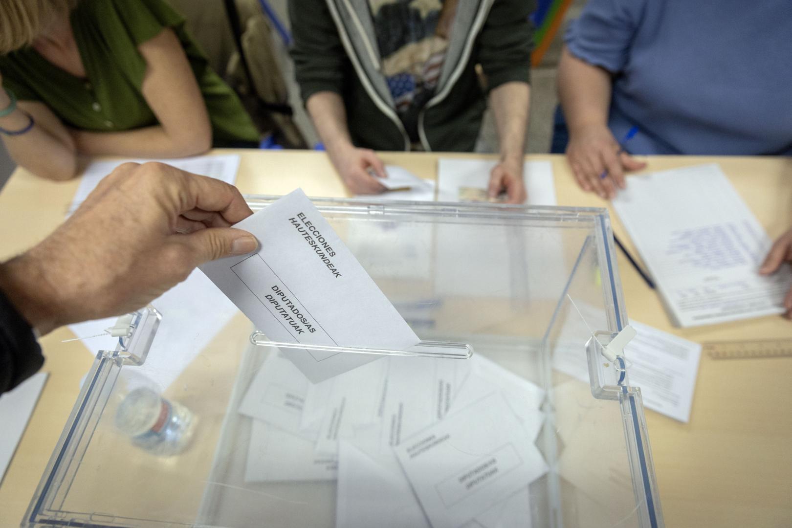 Un elector deposita su voto en una urna de un colegio electoral de Sarriguren el pasado domingo