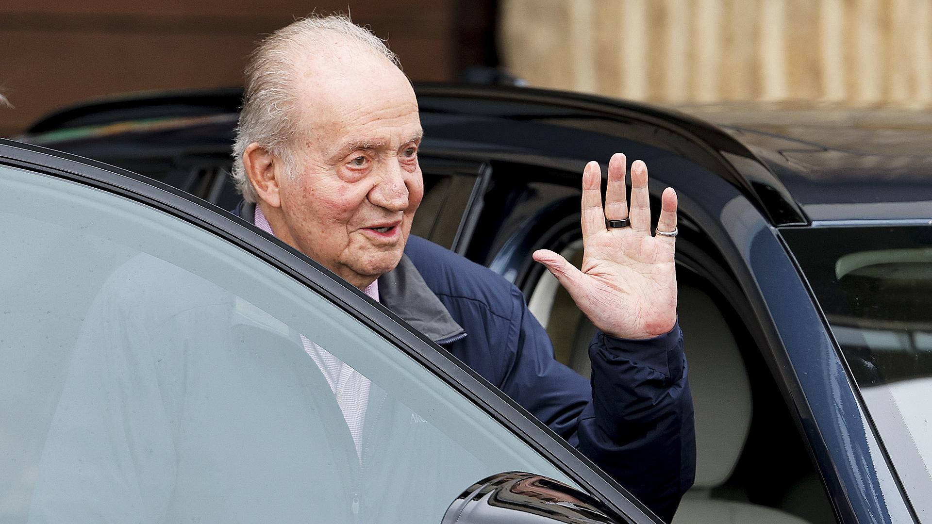 El rey emérito saluda antes de subirse al coche en Sanxenxo