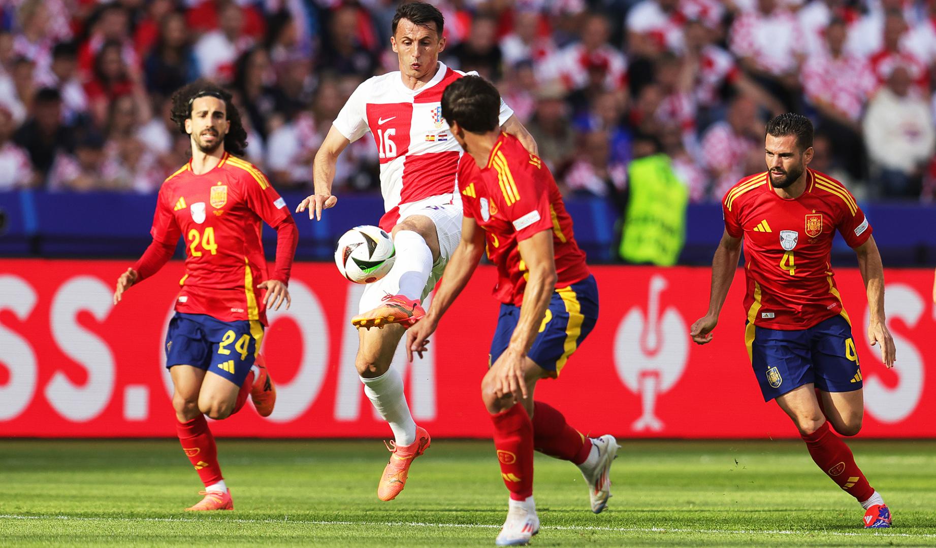 Ante Budimir toca el balón ante Robin Le Normand durante el España-Croacia