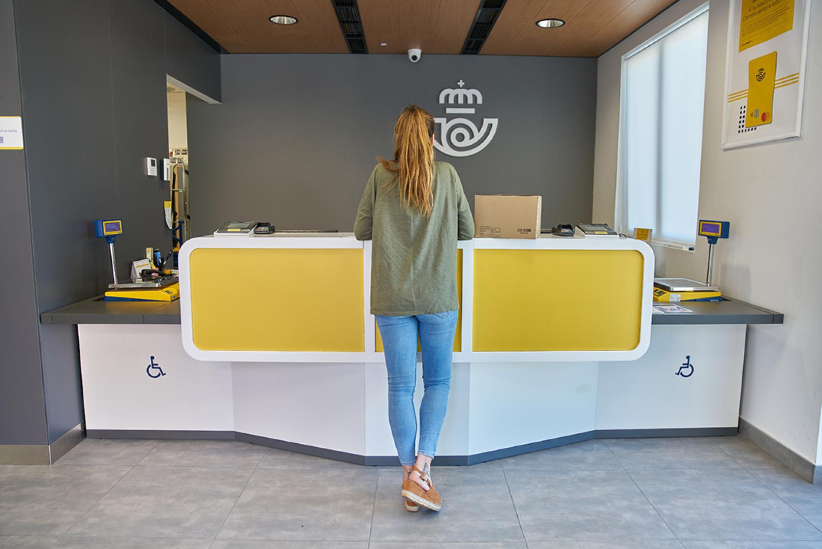 Las oficinas de Correos tienen más funciones que las de enviar paquetería