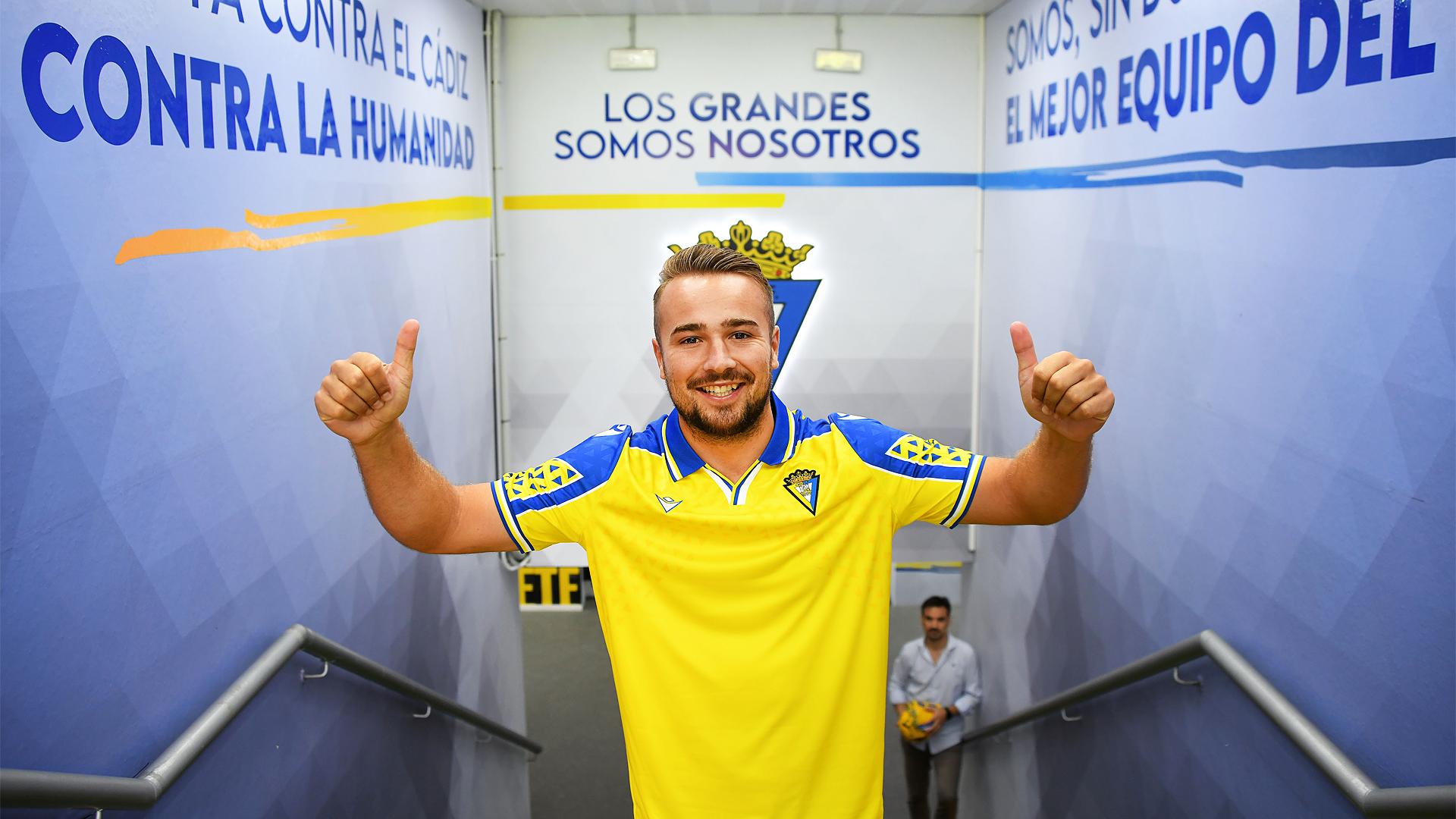 Javi Ontiveros, en el túnel de salida al campo del estadio Nuevo Mirandilla durante su presentación como nuevo jugador del Cádiz