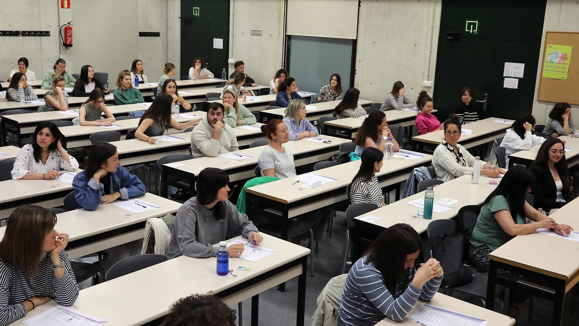 El campus de la Universidad Pública de Navarra en Pamplona acoge este fin de semana las pruebas de la OPE de maestros.