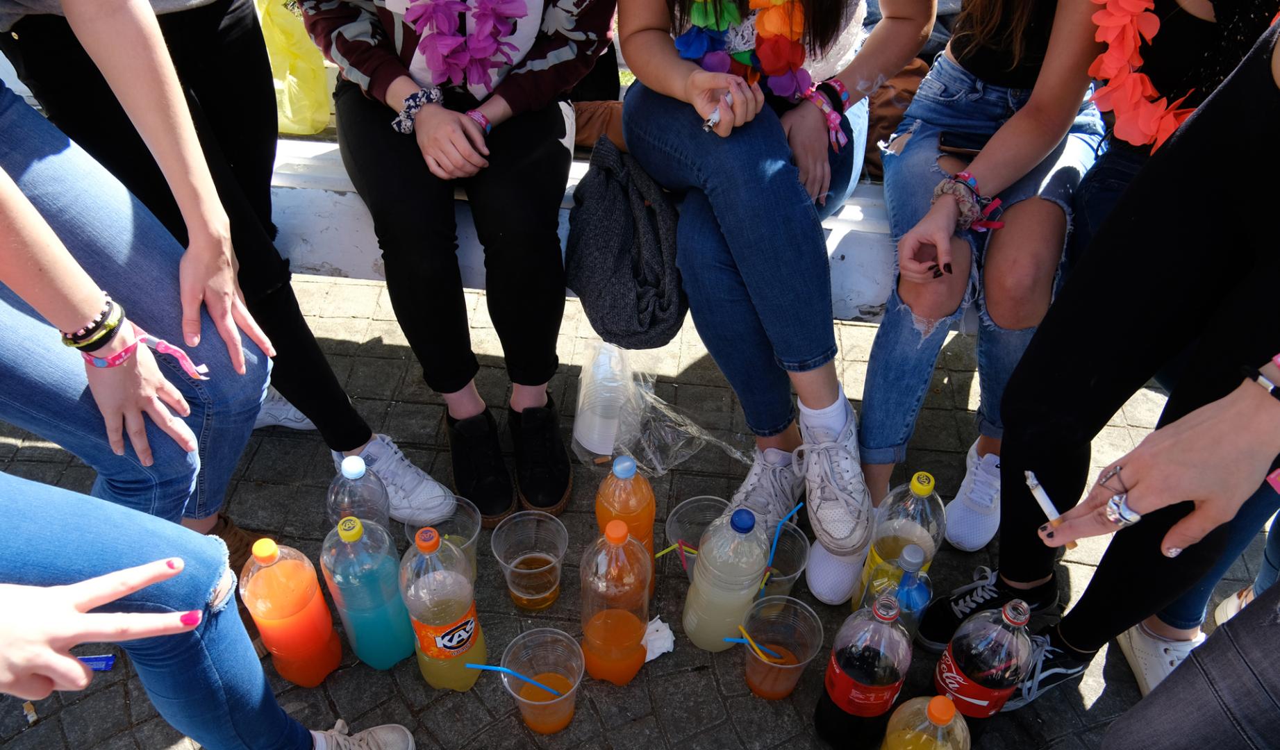 Un grupo de jóvenes reunidos para hacer botellón