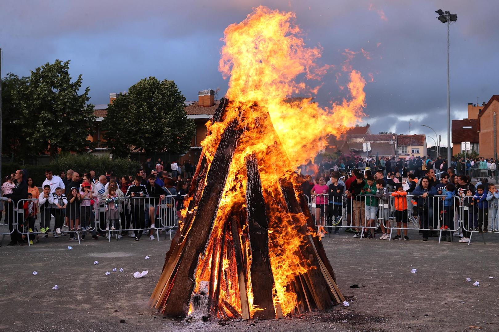 Fotos de las hogueras de San Juan en Pamplona.