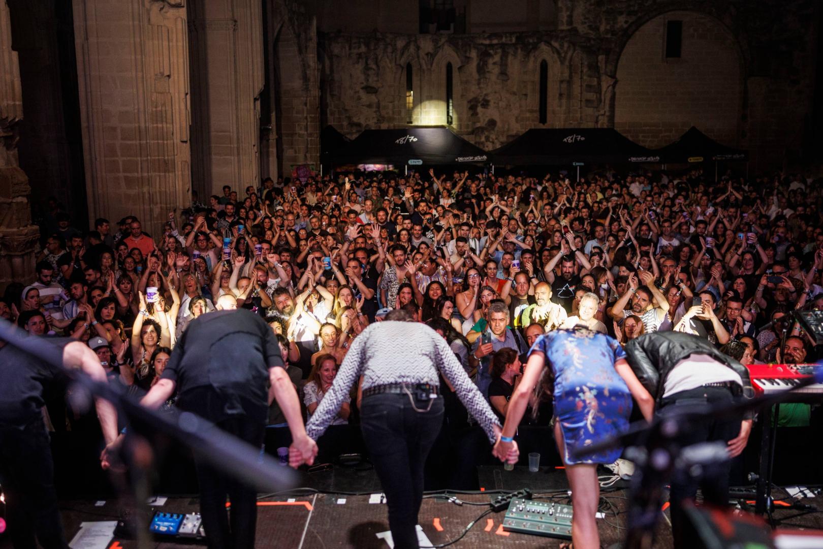 Público asistente a un concierto de Mugacu Fest, en el escenario de las Ruinas de San Pedro en Viana