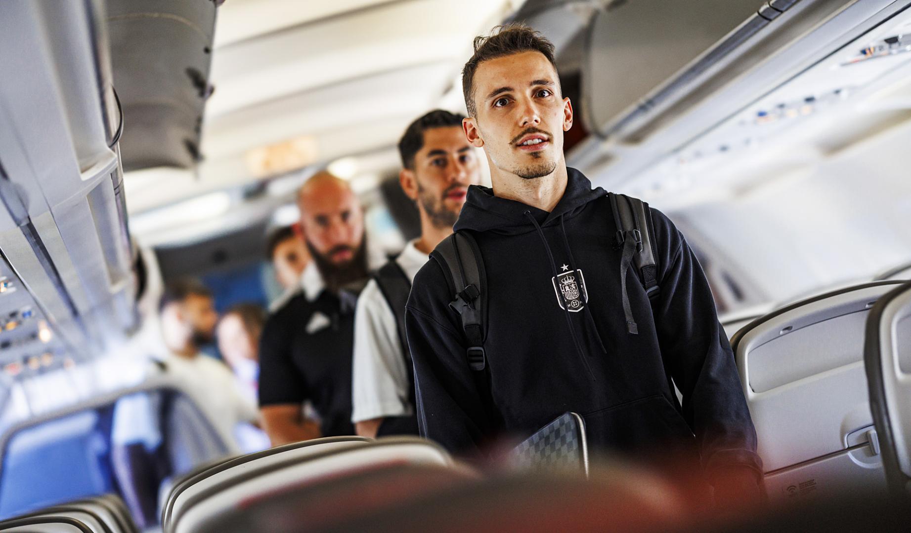 Grimaldo y Ayoza entran al avión en el que voló la expedición española de regreso a Donaueschingen