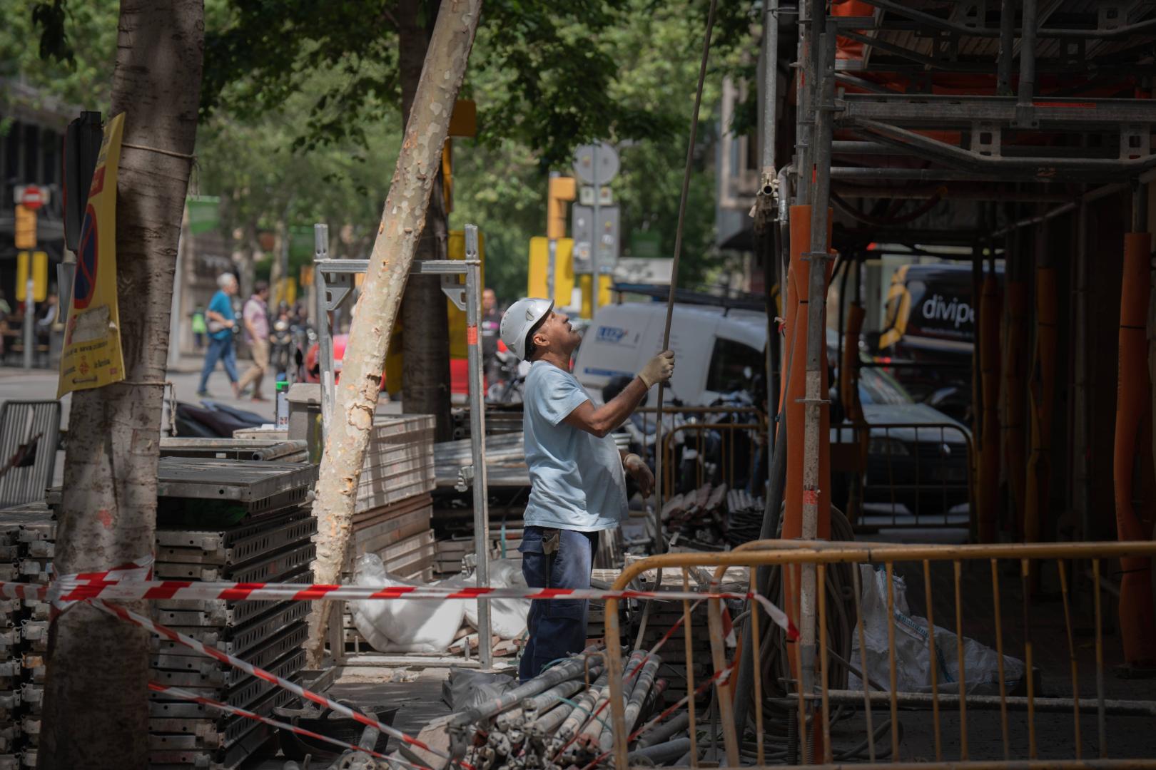 Un obrero durante la construcción de una obra