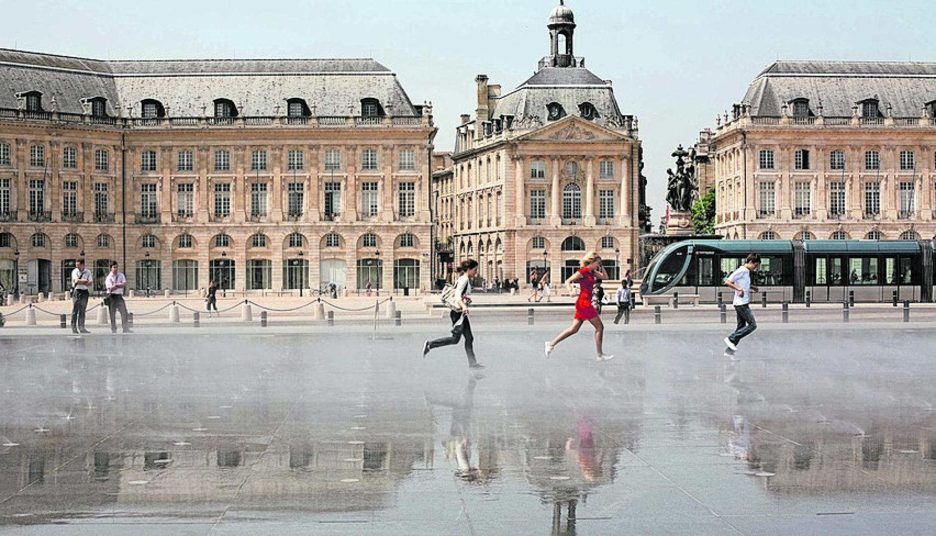 Plaza de la Bolsa, en Burdeos, con el espejo de agua