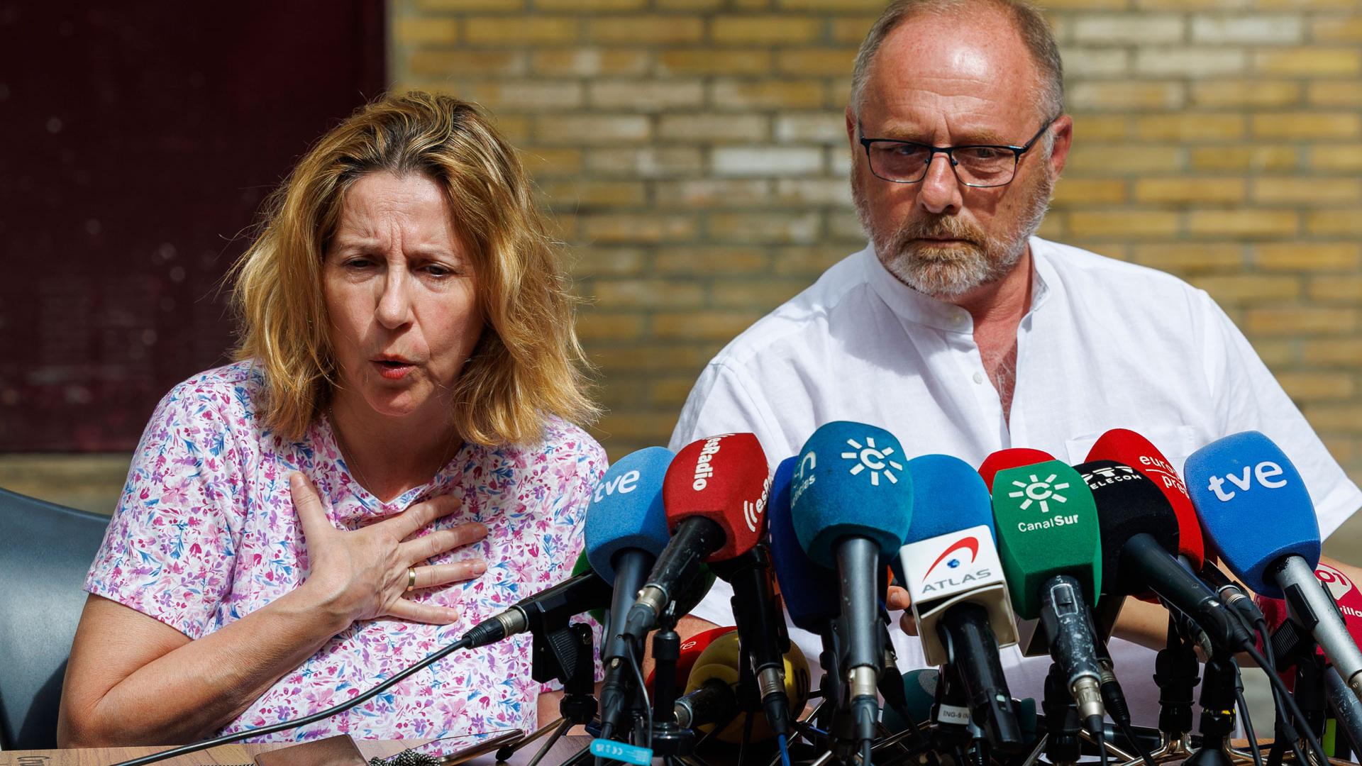Eva Casanueva y Antonio del Castillo, los padres de la joven Marta, asesinada en Sevilla en enero de 2009, durante una comparecencia este viernes a las puertas de su domicilio en Sevilla