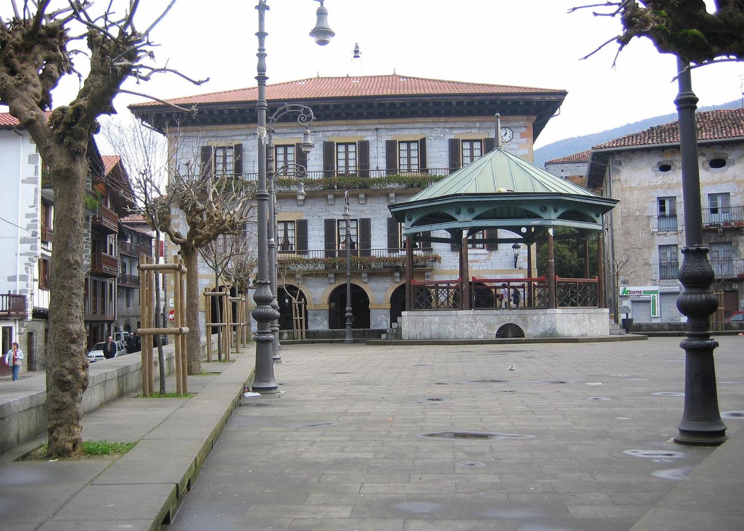 Vista parcial de la plaza Zaharra, con el Ayuntamiento al fondo.