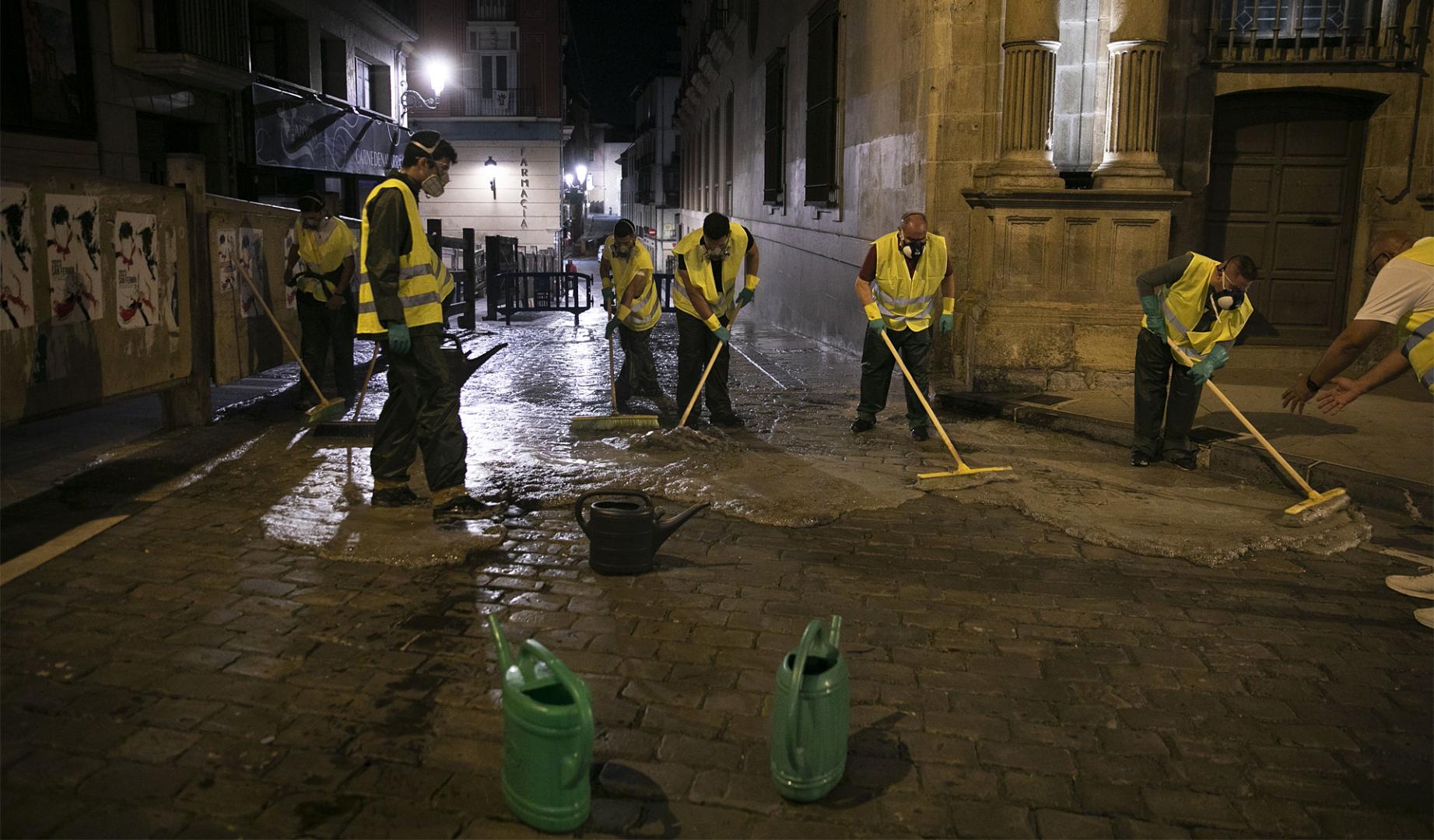 Operarios municipales echando el antideslizante en el tramo de la Plaza Consistorial
