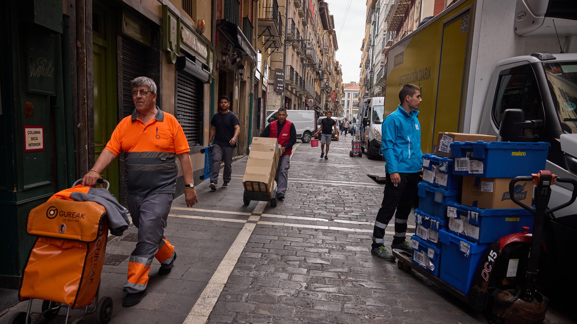 Los repartidores en la calle Estafeta, durante la mañana de ayer