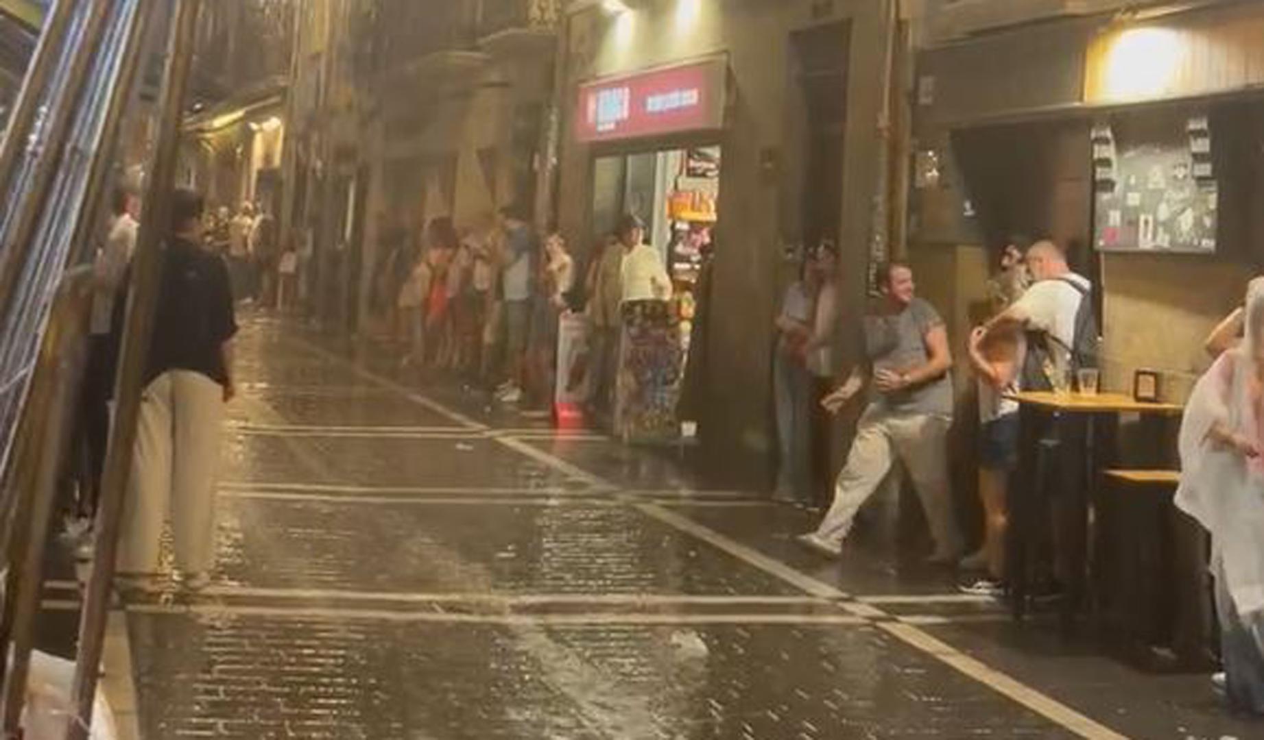 Vídeo de la fuerte tormenta que ha caído este viernes en Pamplona