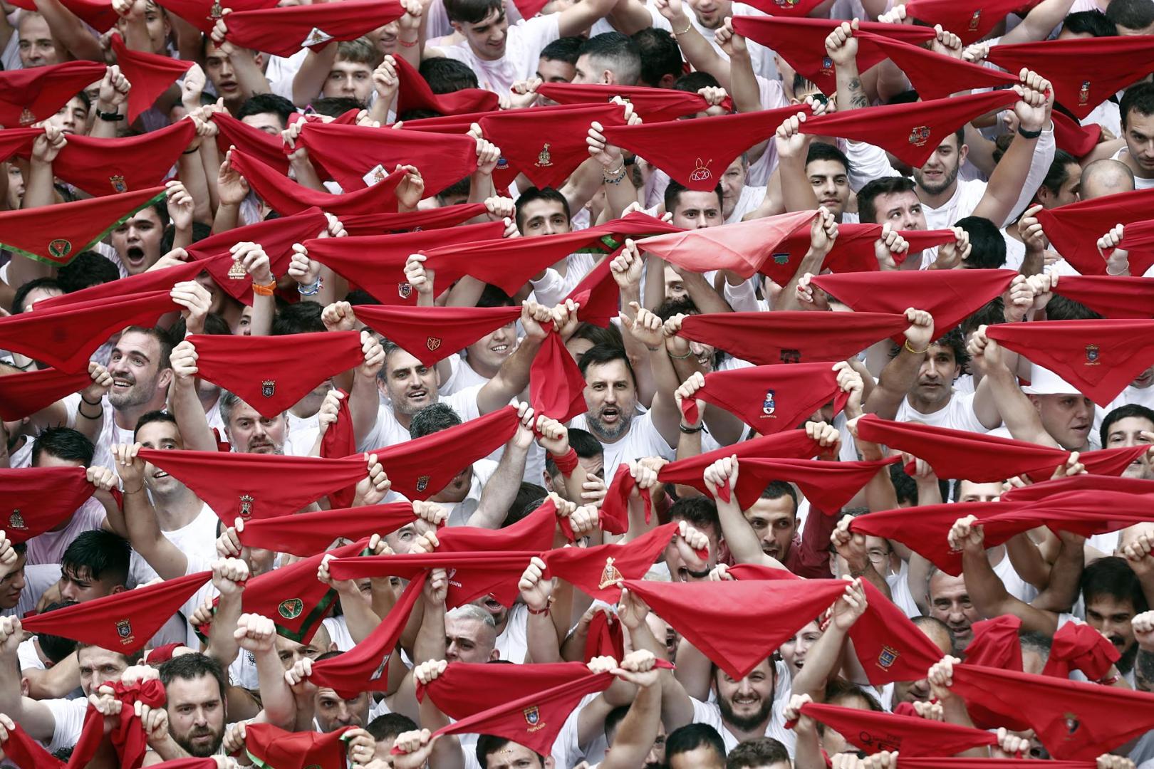 Estalla la fiesta en Pamplona con el lanzamiento del chupinazo a cargo de Duguna