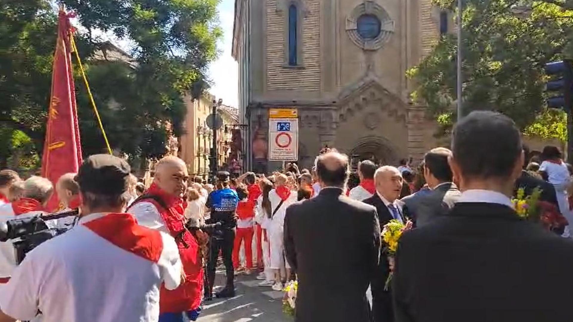 Doblan las campanas con el santo en la puerta de San Lorenzo