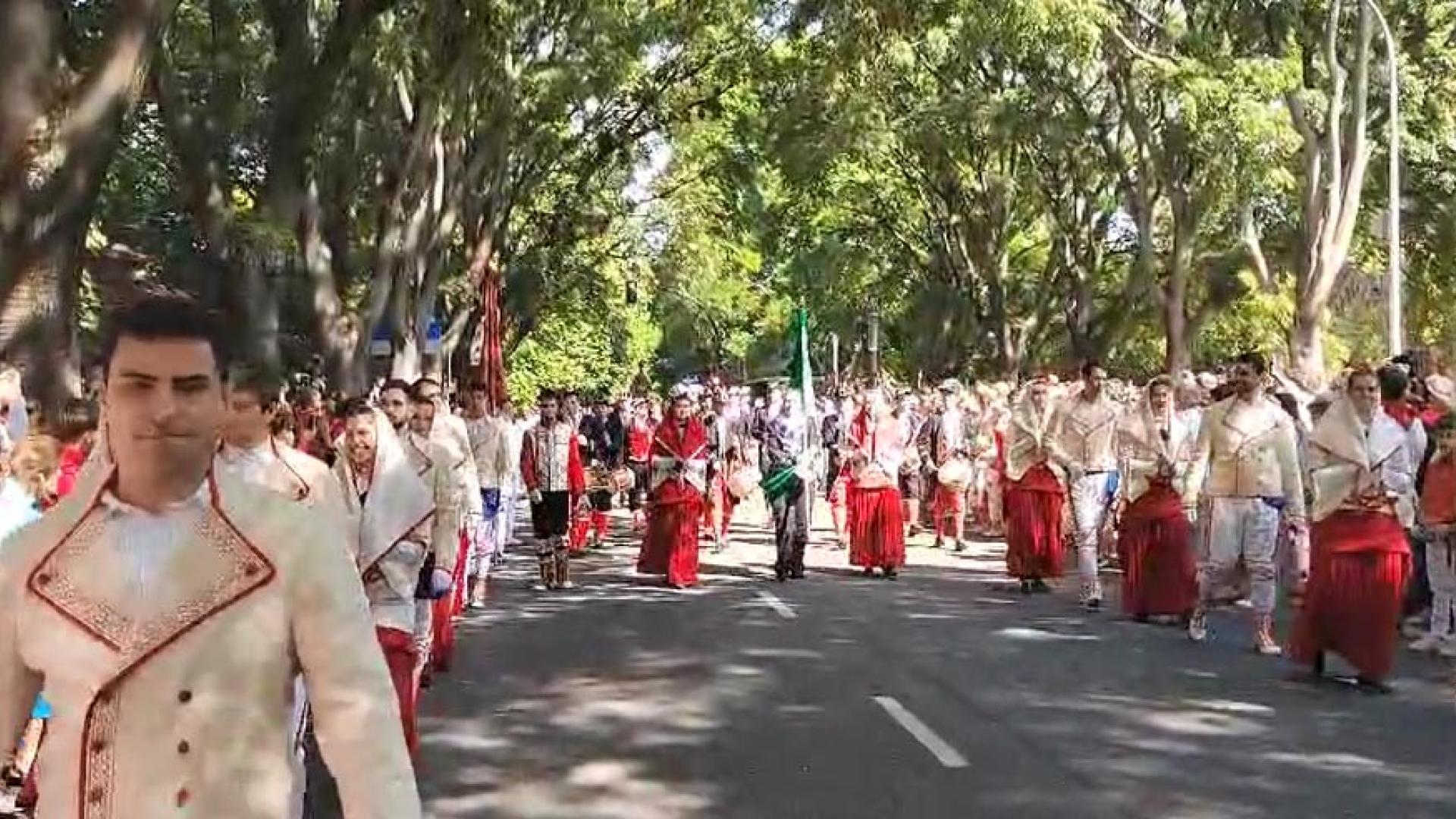 Miles de pamploneses han salido a la calle esta mañana para arropar a San Fermín en la procesión desde la iglesia de San Lorenzo