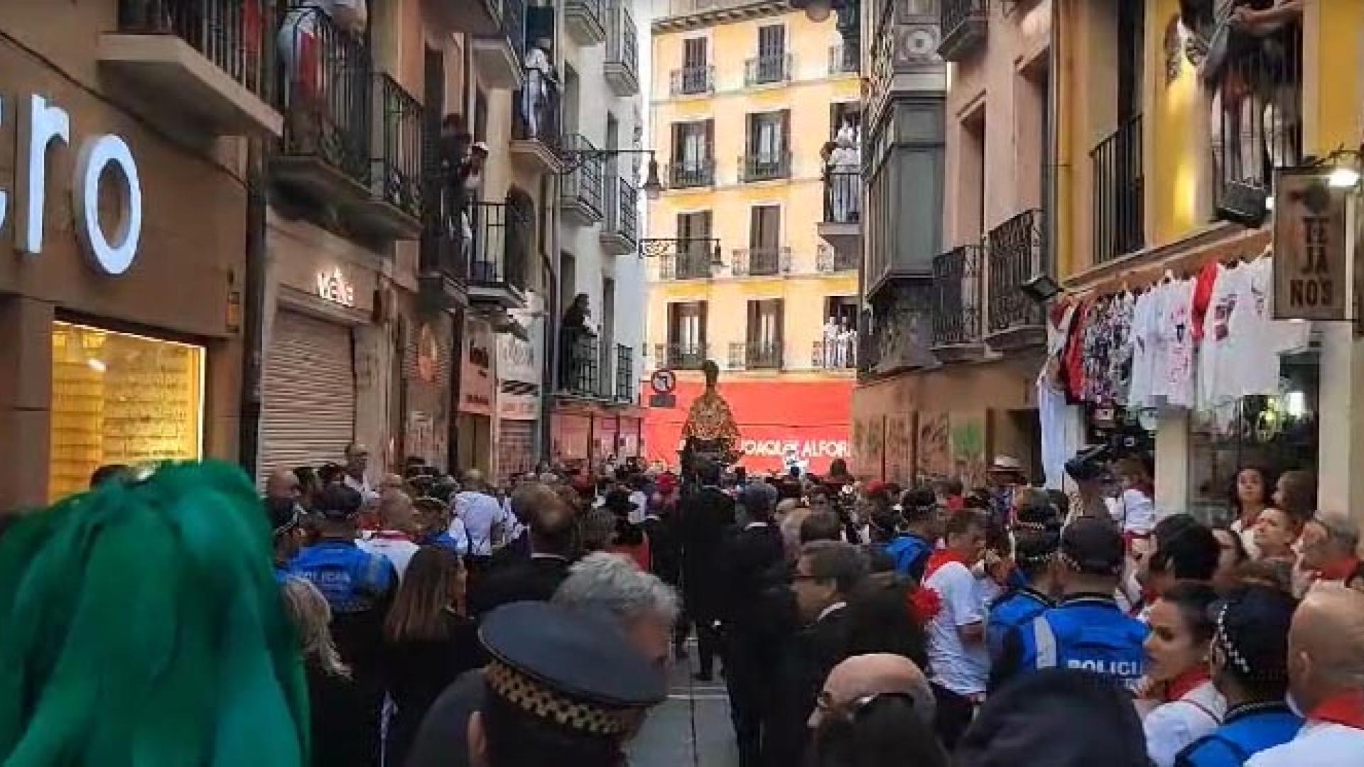 El santo llega a la plaza del Ayuntamiento