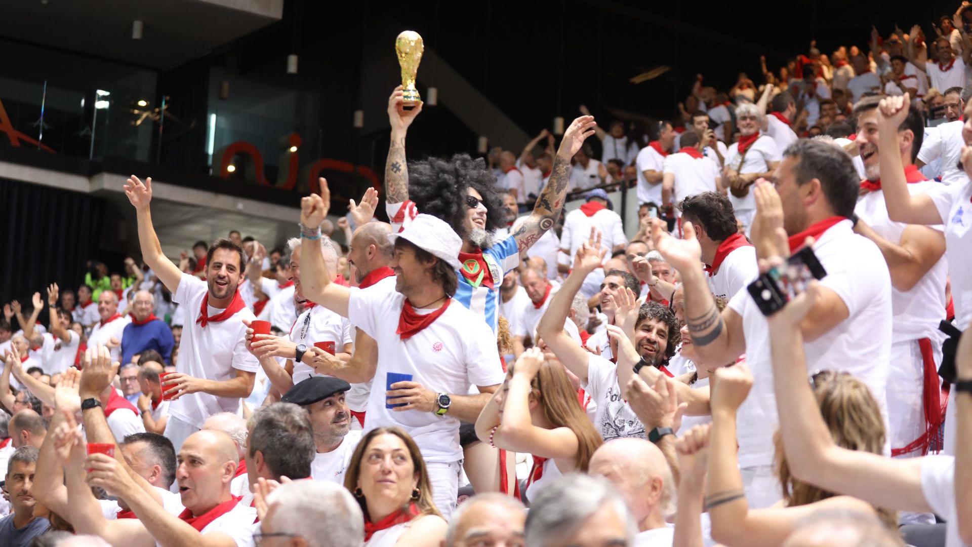 Ambiente y jugadas de la final del Torneo de Pelota San Fermín disputada en el frontón Labrit entre Jokin Altuna y Jon Ander Peña