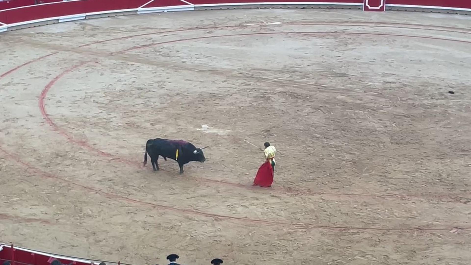 Emilio de Justo entra a matar su segundo toro de la tarde