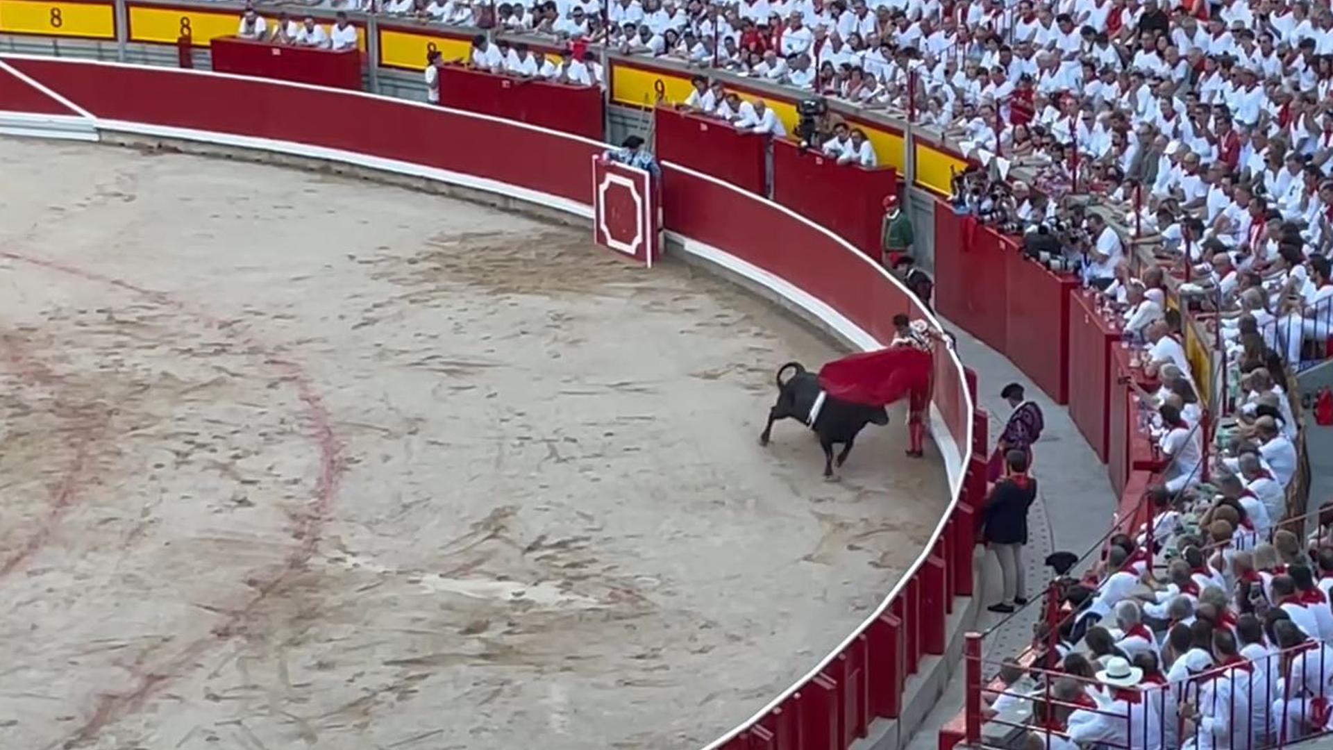 Roca Rey inicia pegado a las tablas la faena