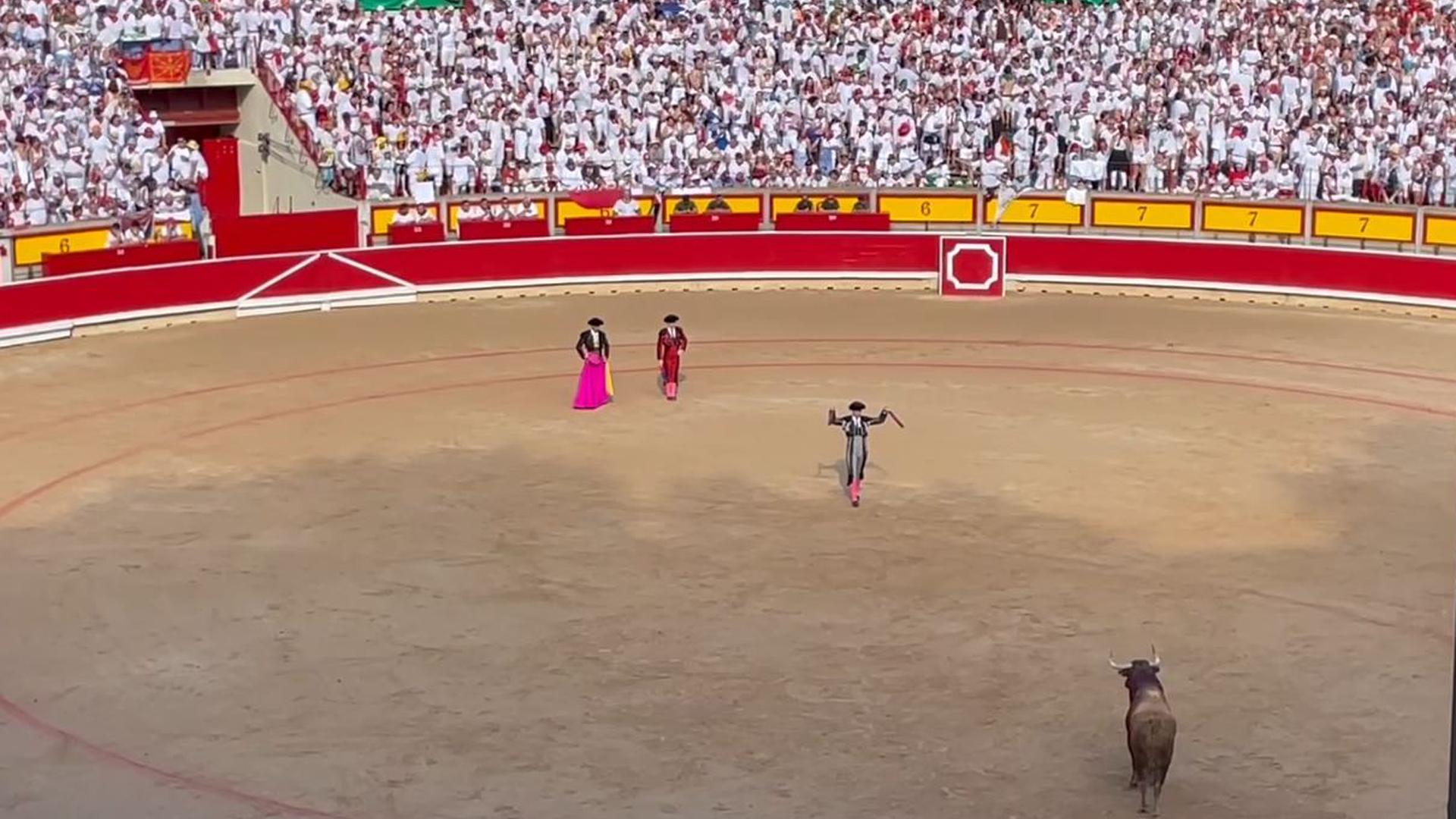 Precioso par de banderillas de Iván García, de la cuadrilla de Luque