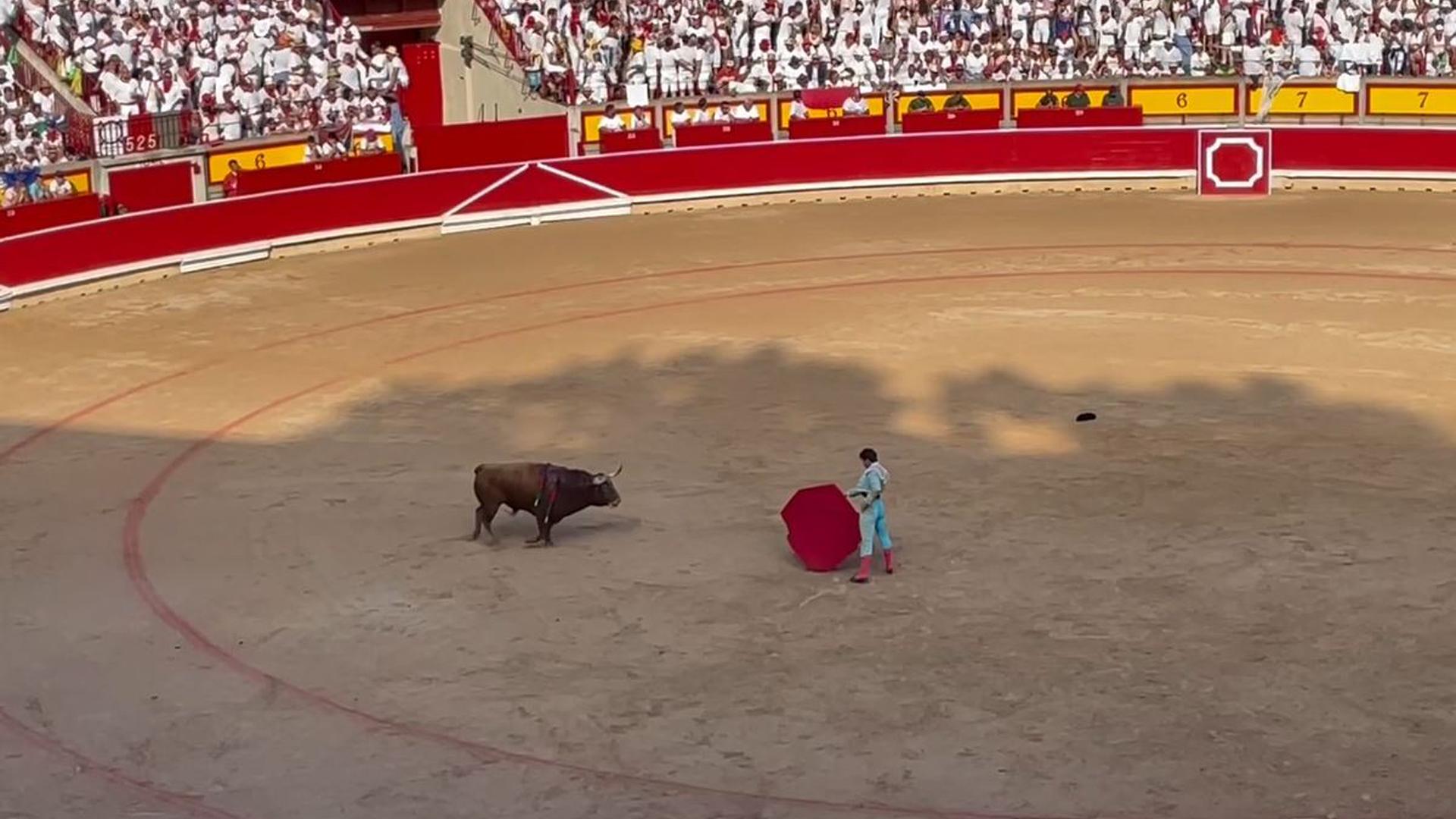Daniel Luque con el primer toro de su tarde