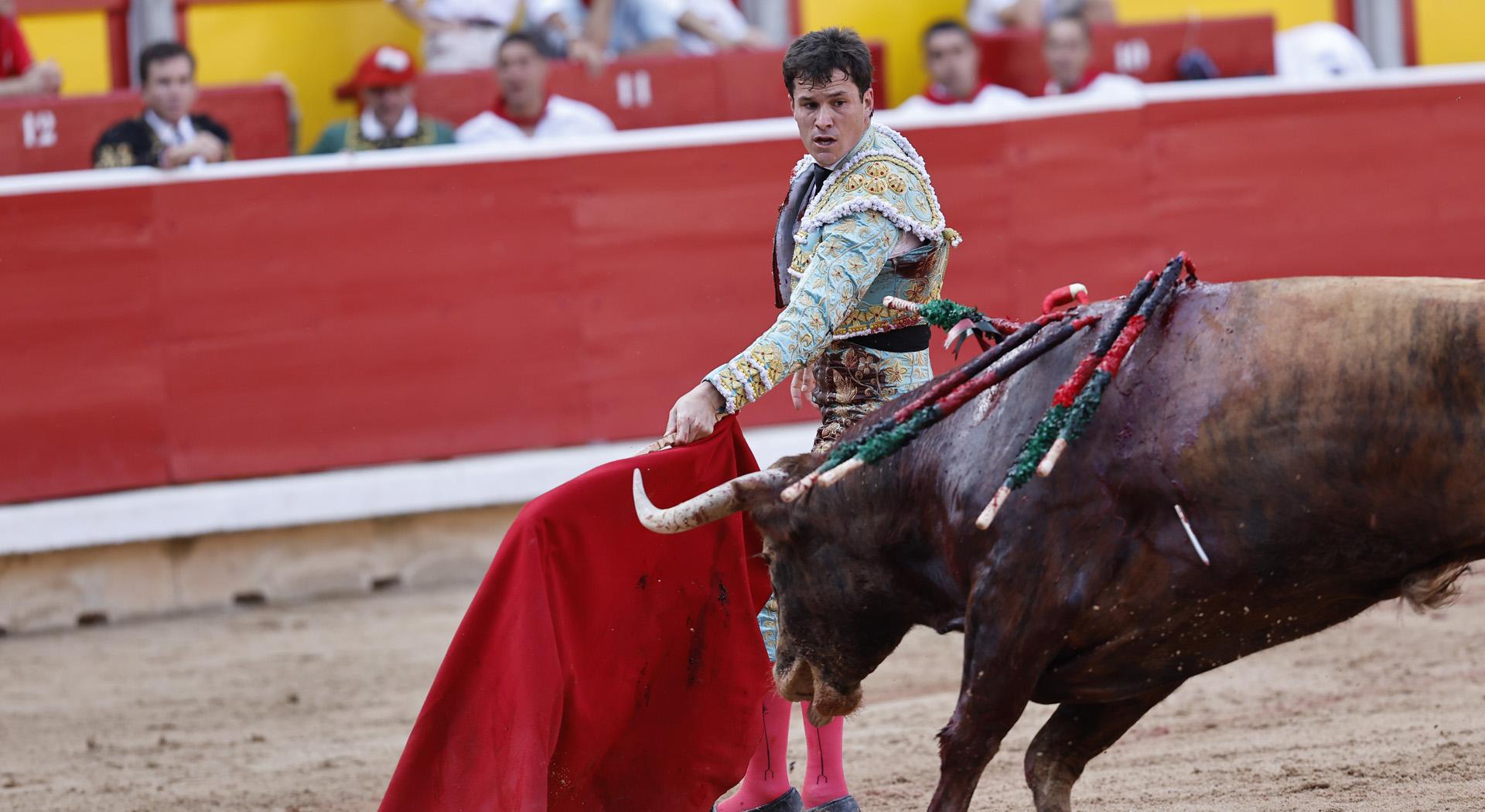 El estoque asomando por el costado del toro en el primero de Daniel Luque