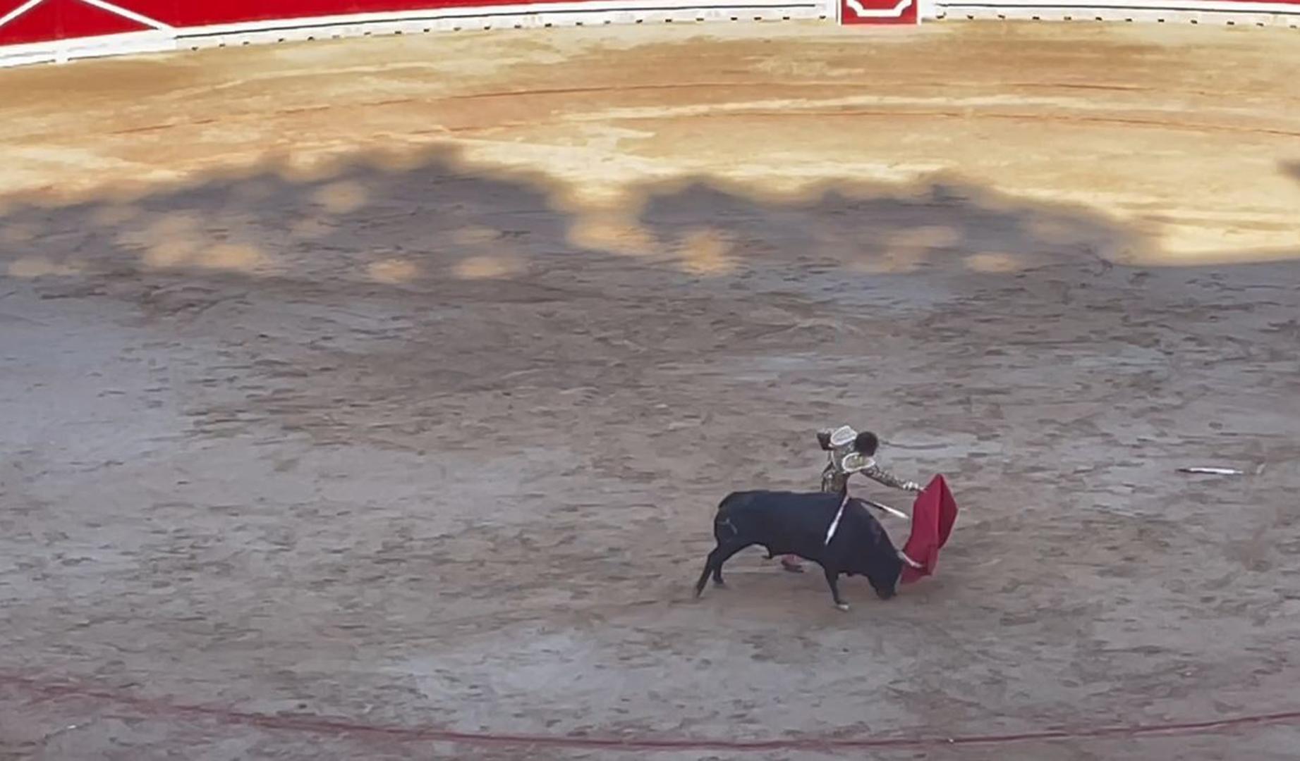 Roca Rey a centímetros del segundo toro de la tarde