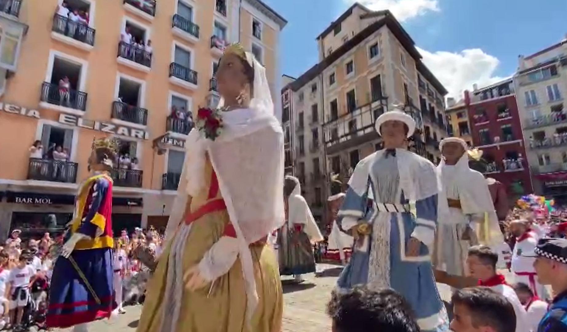 Los gigantes bailan al son de La Pamplonesa en la plaza Consistorial