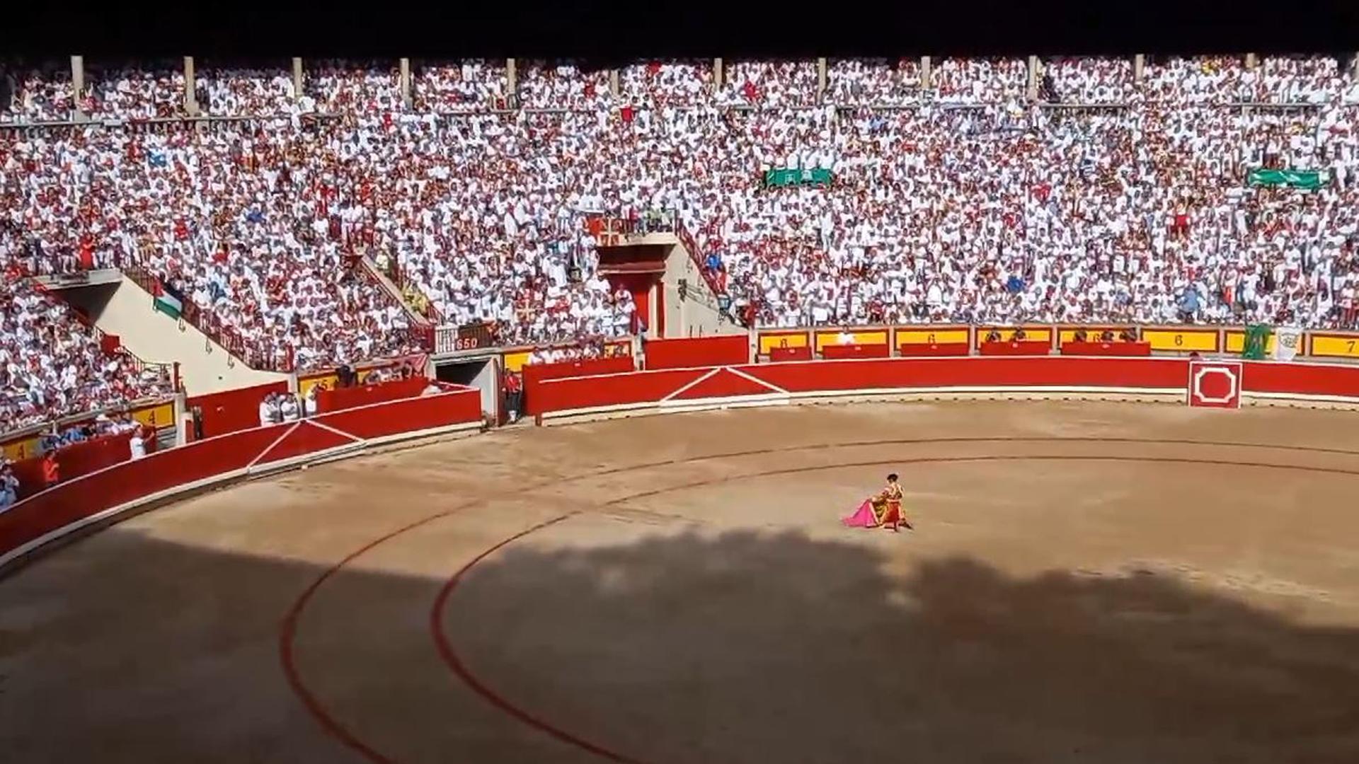 Escribano recibe a portagayola al segundo toro de la tarde, que instantes después se partió el pitón derecho y fue retirado