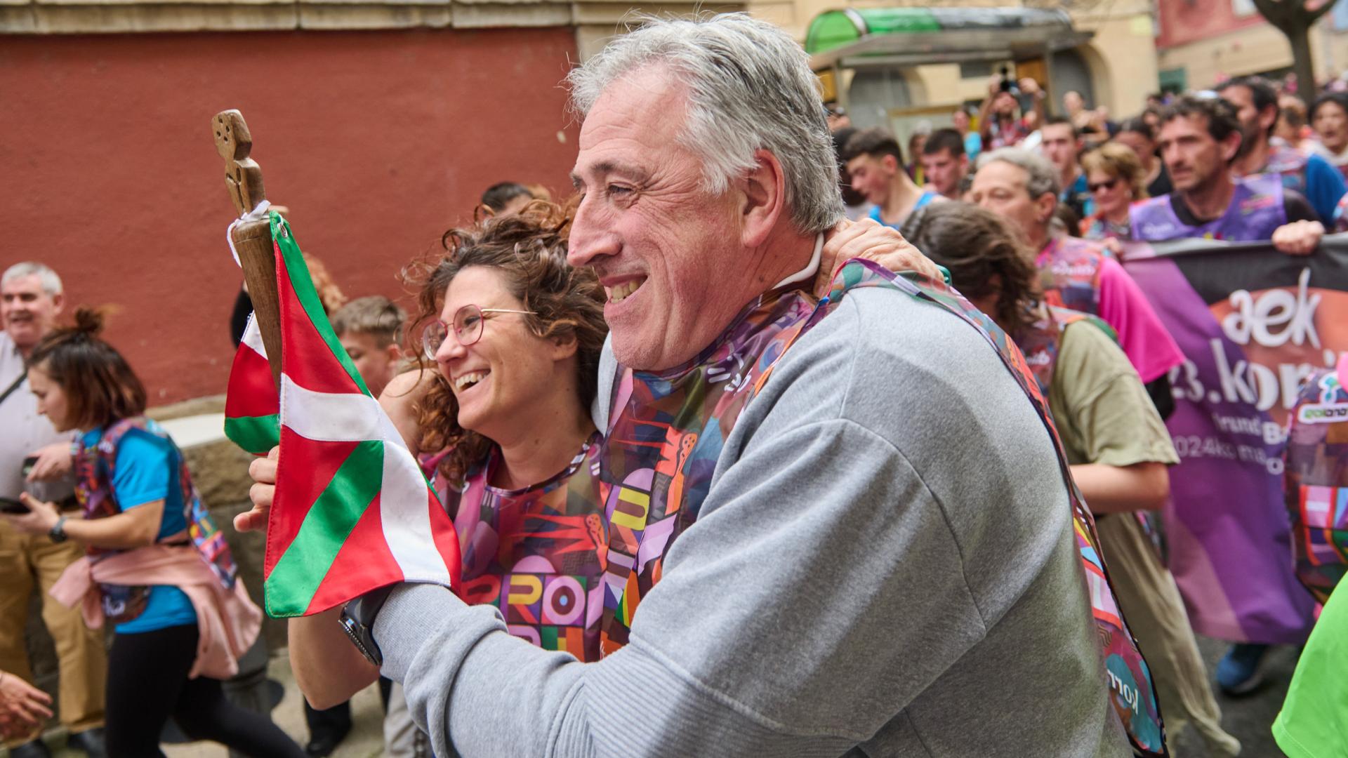 El alcalde Joseba Asiron, con la ikurriña en la última edición de la Korrika