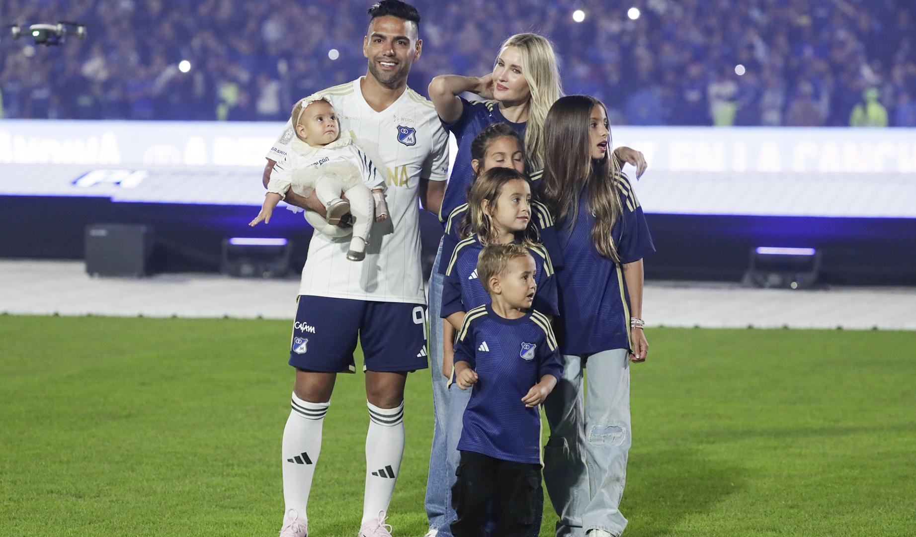Radamel Falcao junto a su esposa y sus hijos en la presentación como nuevo jugador del Millonarios