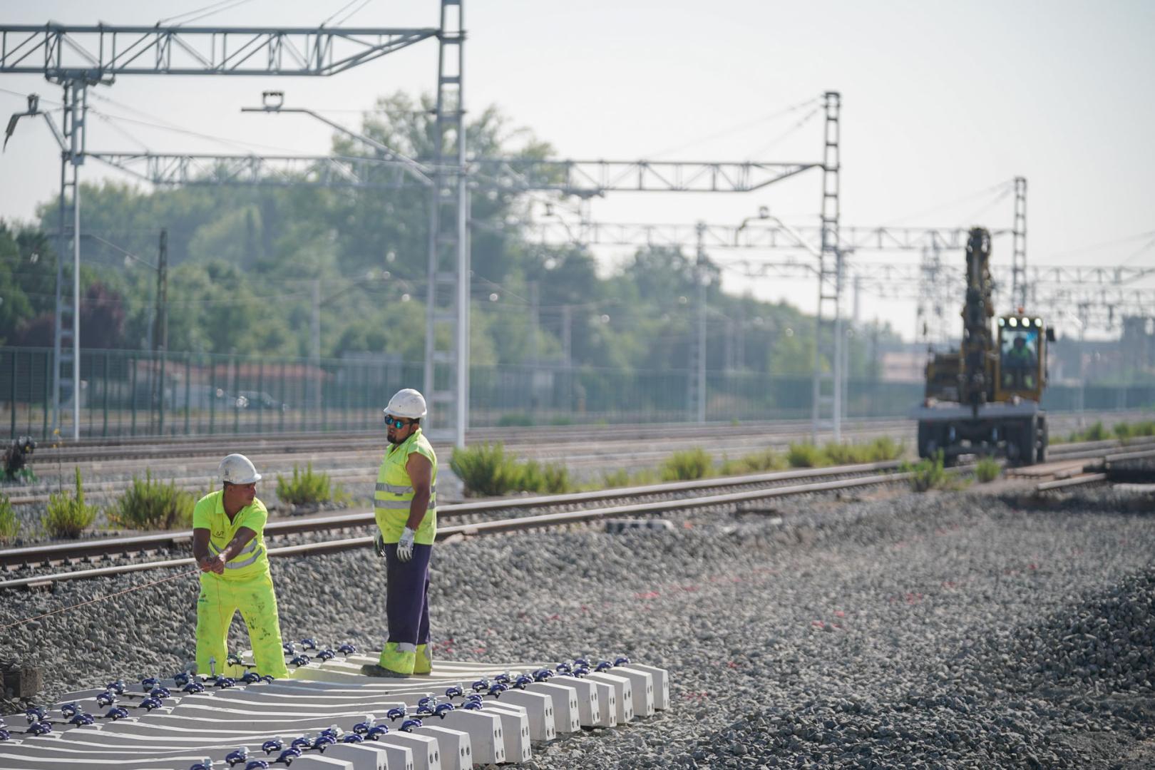 Operarios durante las obras de remodelación del Centro Logístico de Júndiz, en Vitoria