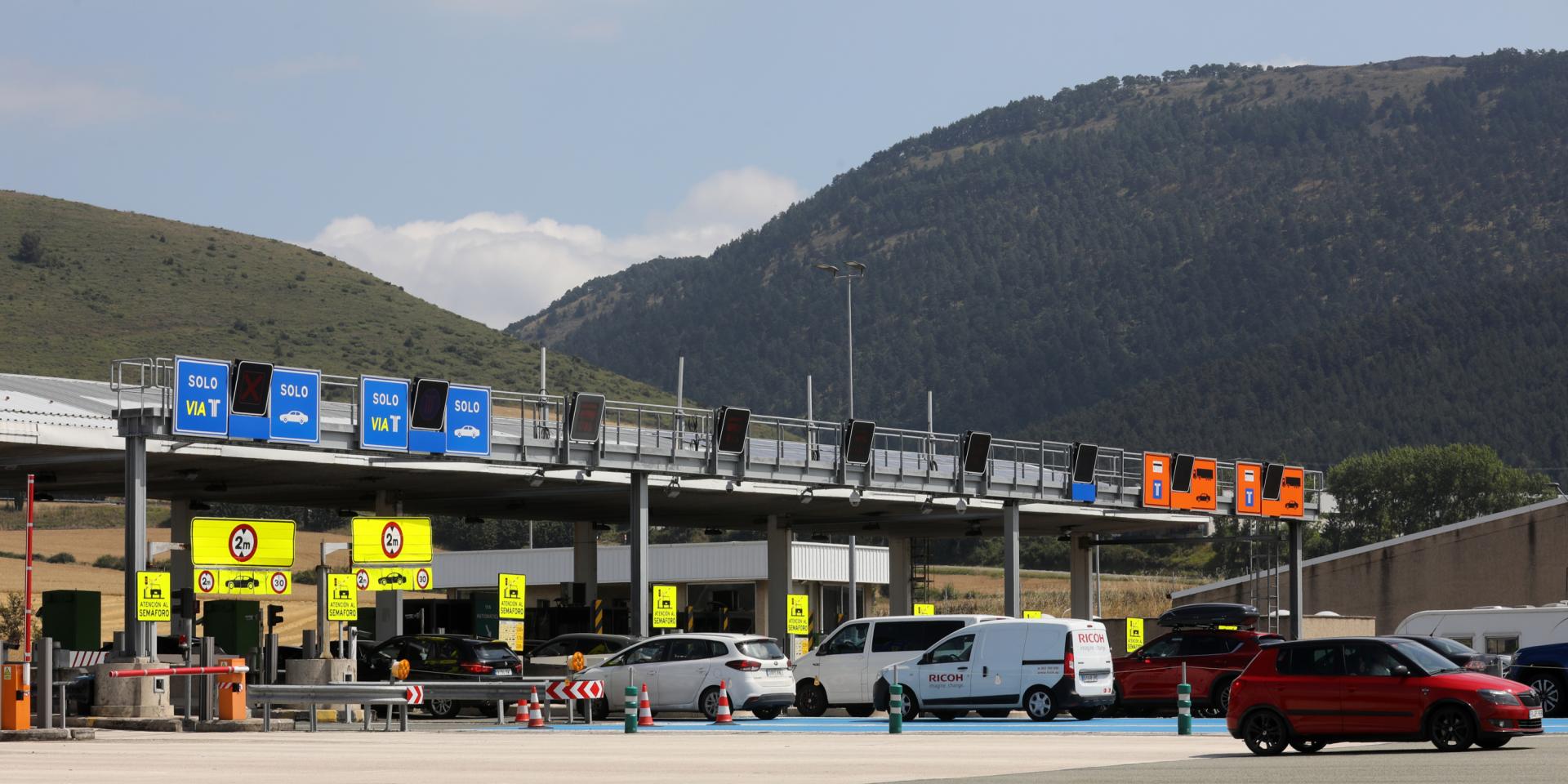 Vehículos pasando por el peaje en Zuasti de la autopista AP-15, el pasado 8 de julio
T:   PEAJE DE ZUASTI