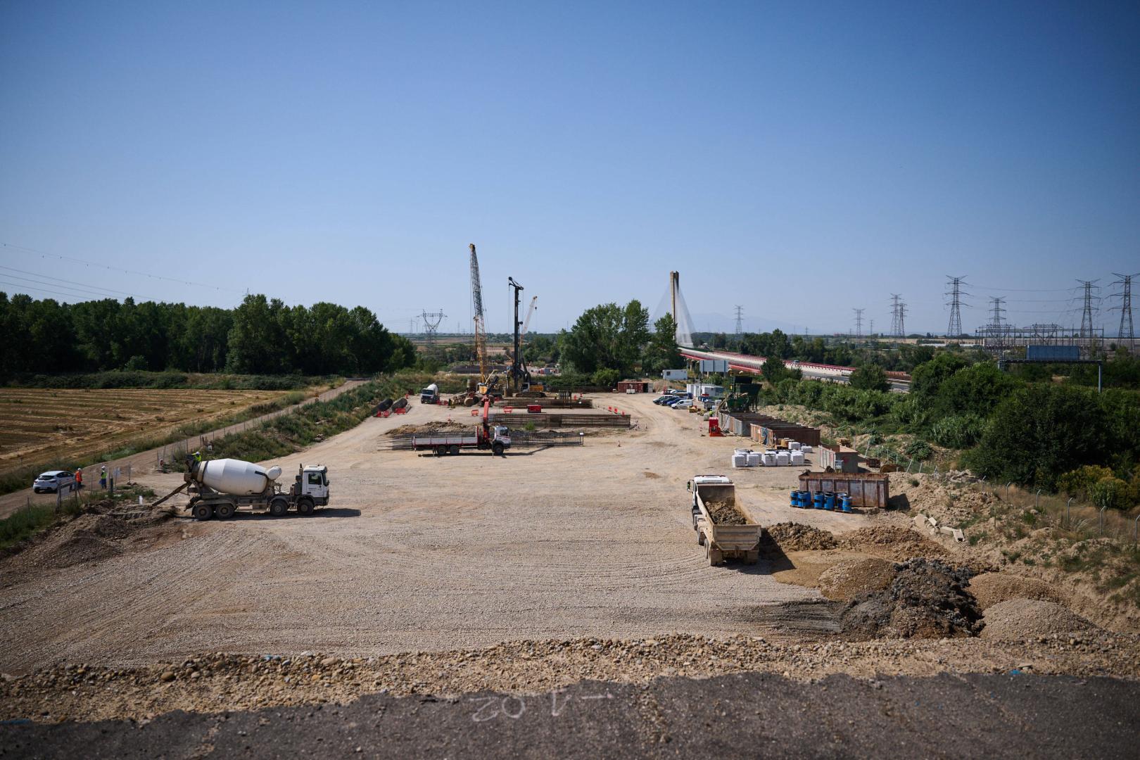 Trabajos de construcción del viaducto que salvará el río Ebro en Castejón