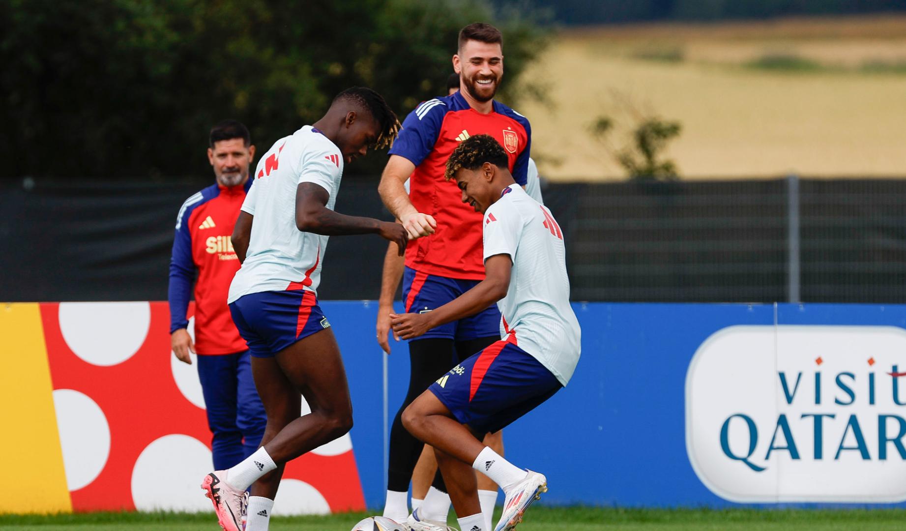 Los jugadores de la selección española Nico Williams (i), Lamine Yamal (d) y Unai Simon (c) durante el entrenamiento