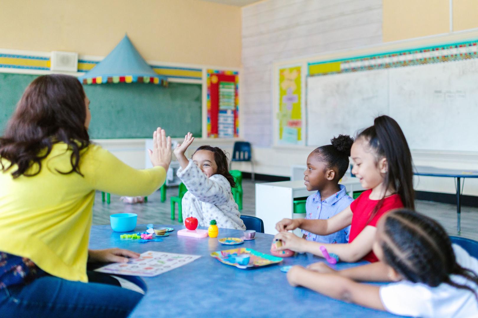 Una docente en un aula de Educación Infantil.
