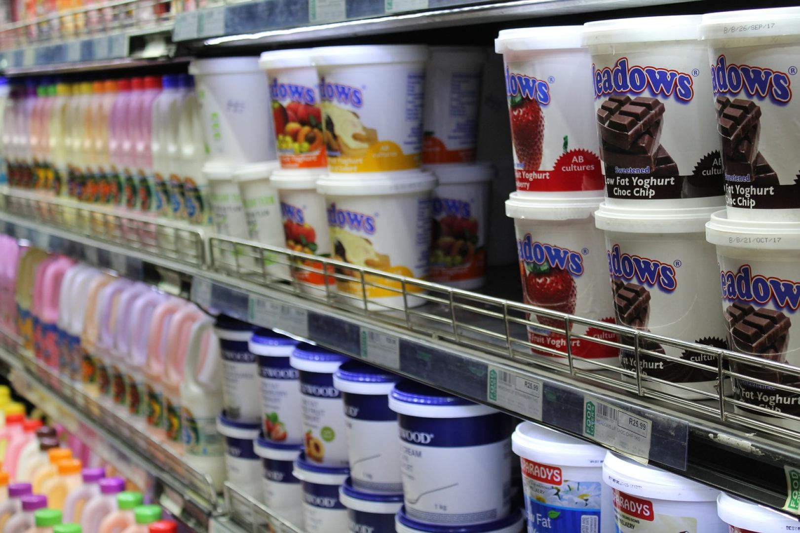 La leche pasteurizada y el yogur natural sin azúcar se encuentran entre los productos procesados saludables