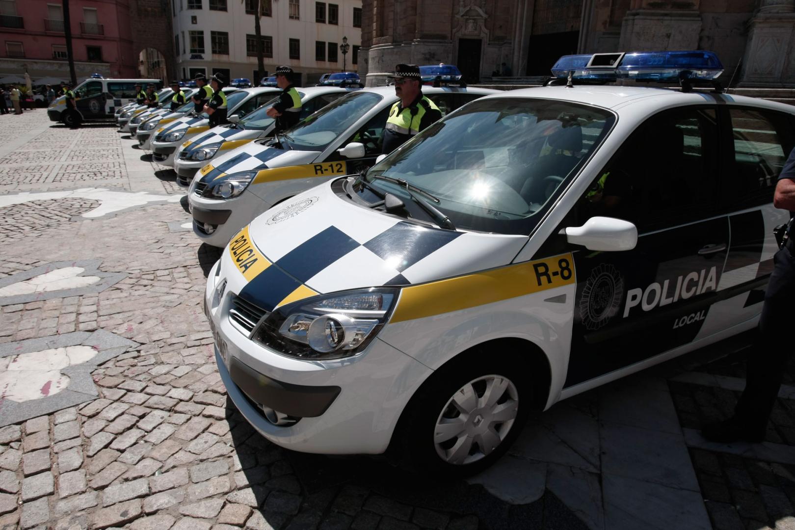 Imagen de archivo de varios coches de la Policía Local de Cádiz